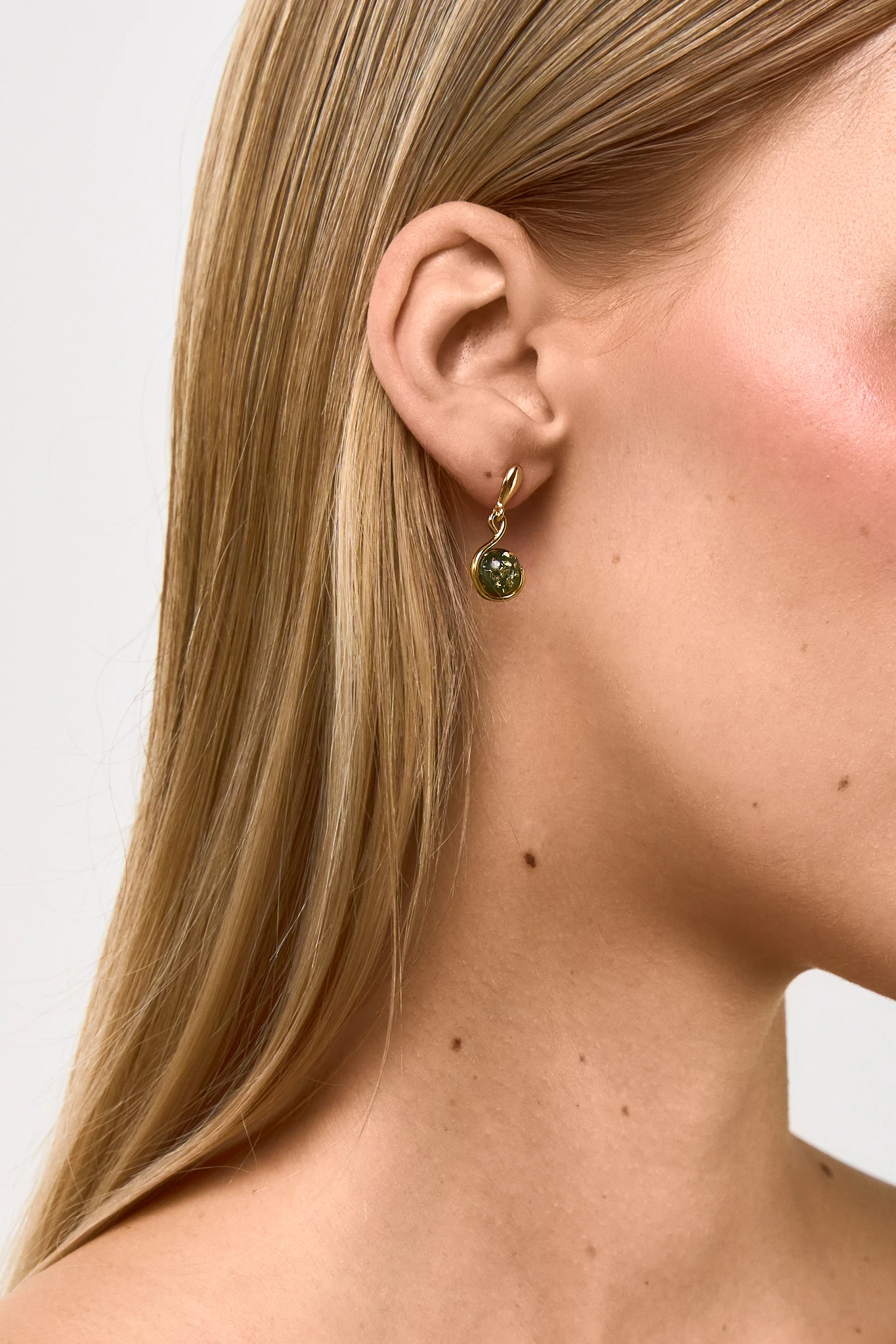 Amore gold earrings with green amber