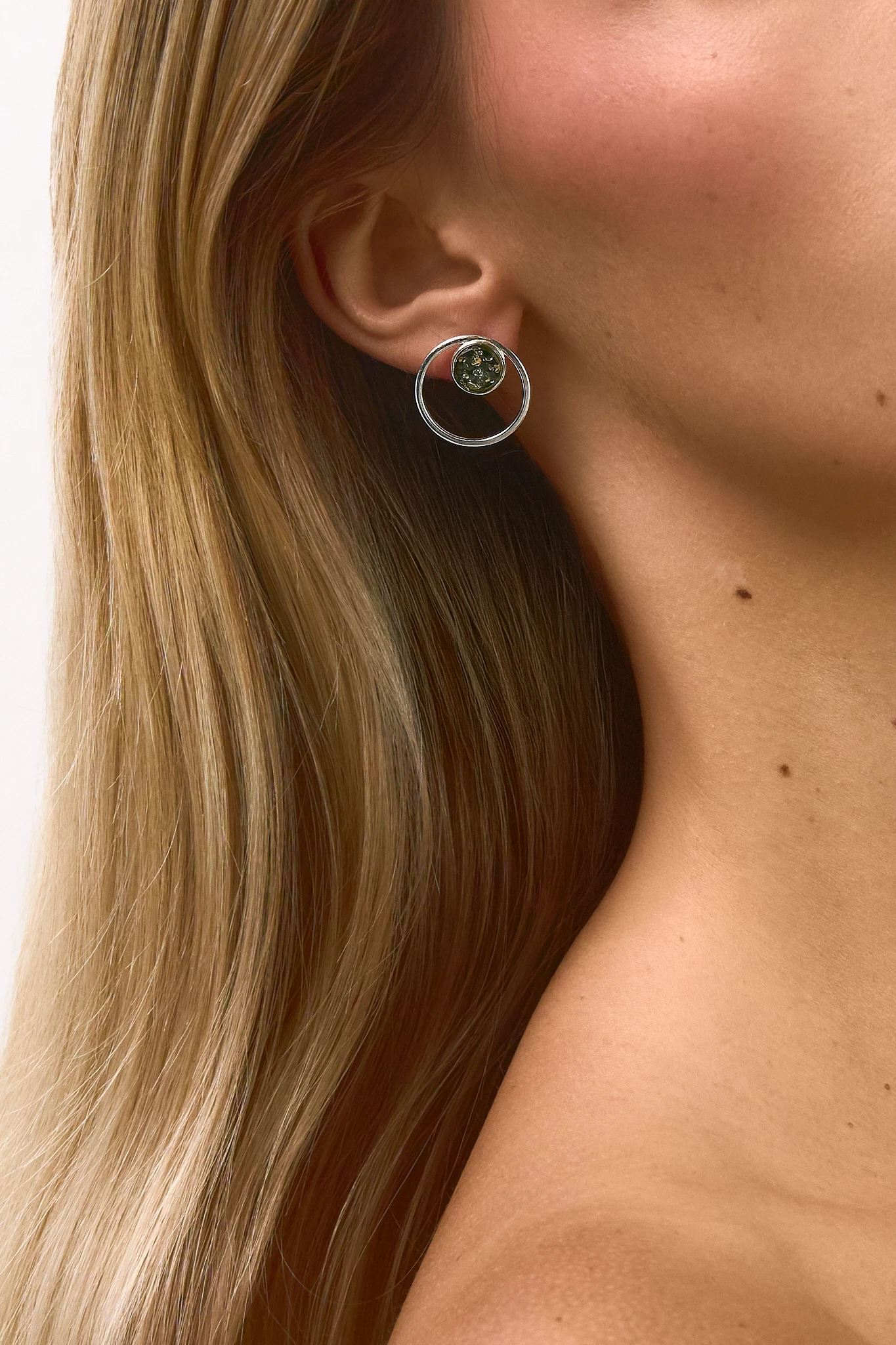 Miniatyrbild av Amy stiftörhängen med grön bärnsten