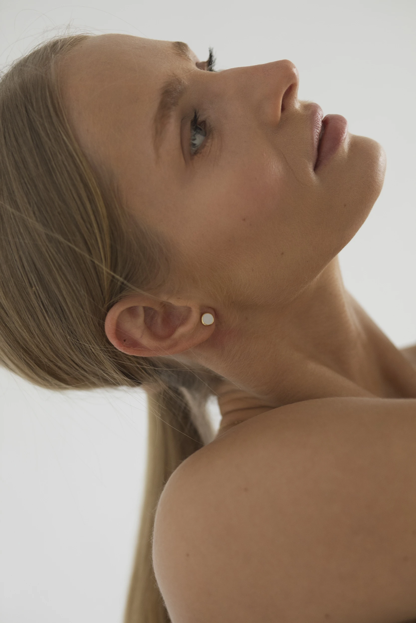 Astra stiftörhängen i guld