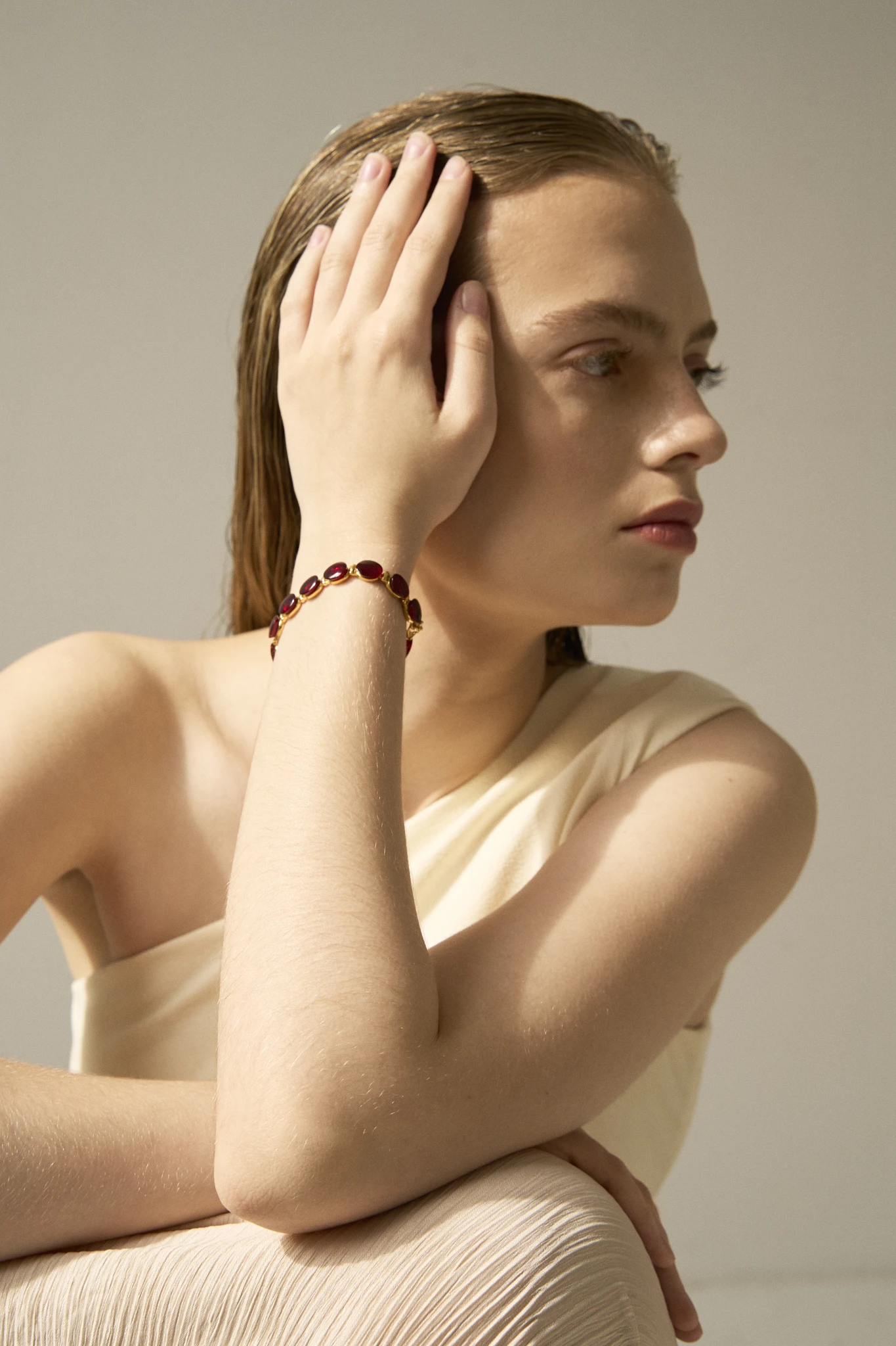 Carmen bracelet in gold with red amber