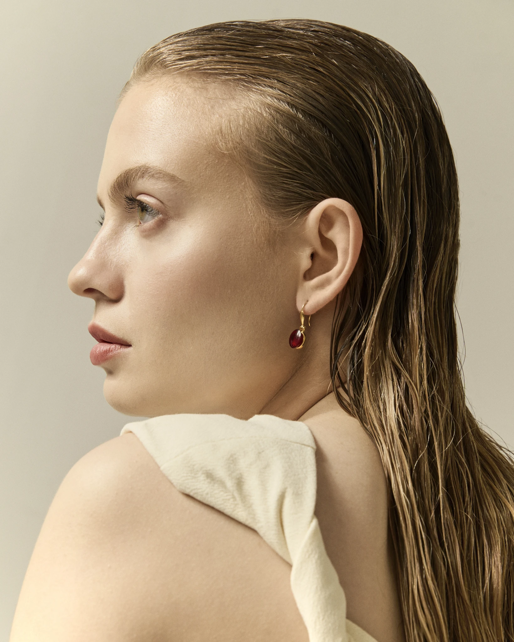 Carmen earrings in gold with red amber