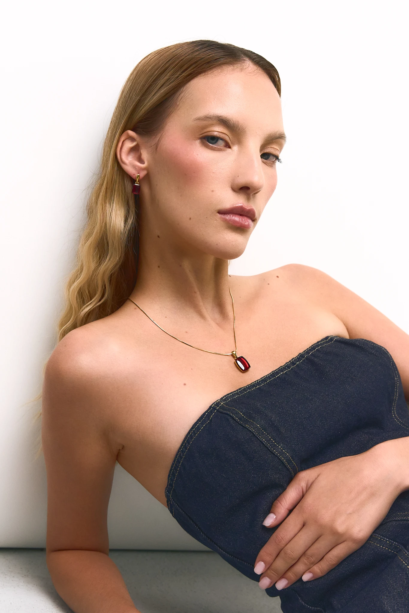 Miniatyrbild av Carmen örhängen i guld med röd bärnsten