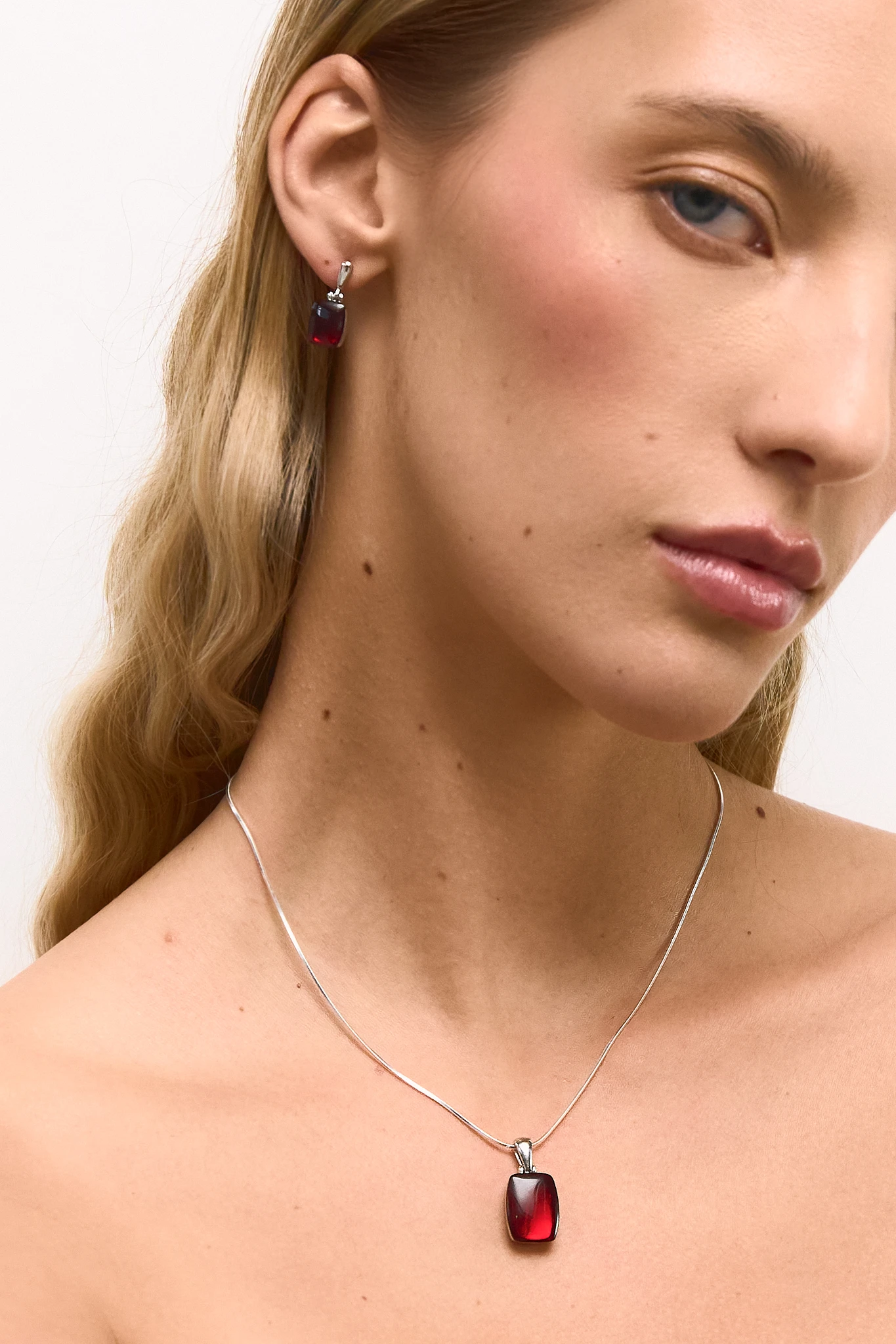 Miniatyrbild av Carmen örhängen i silver med röd bärnsten