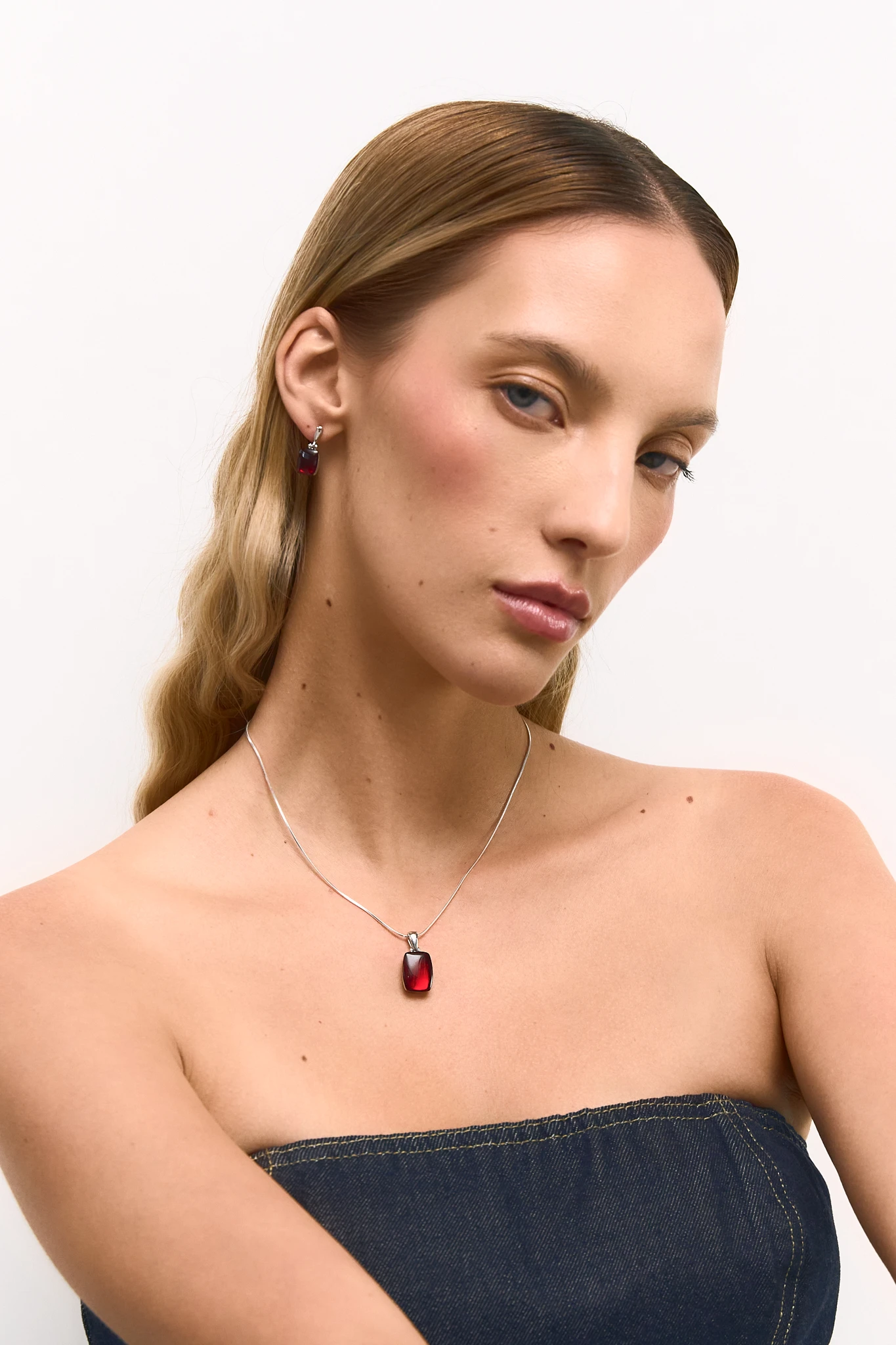 Miniatyrbild av Carmen halsband i silver med röd bärnsten