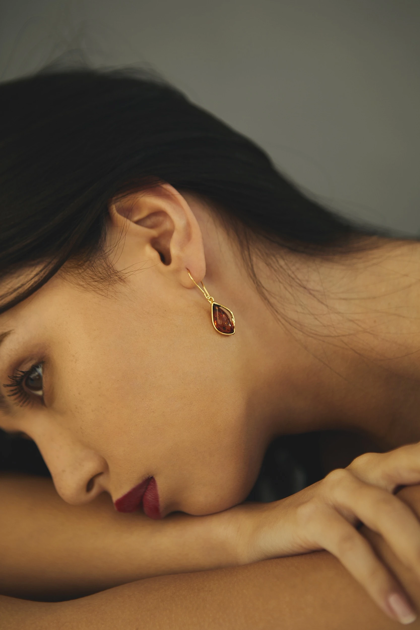 Miniatyrbild av Celine örhängen i guld med bärnsten