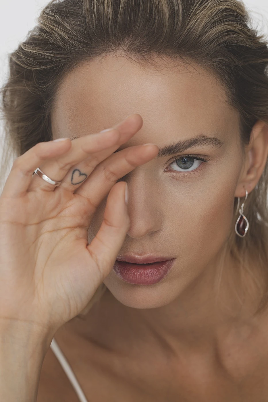 Miniatyrbild av Celine örhängen i silver med bärnsten