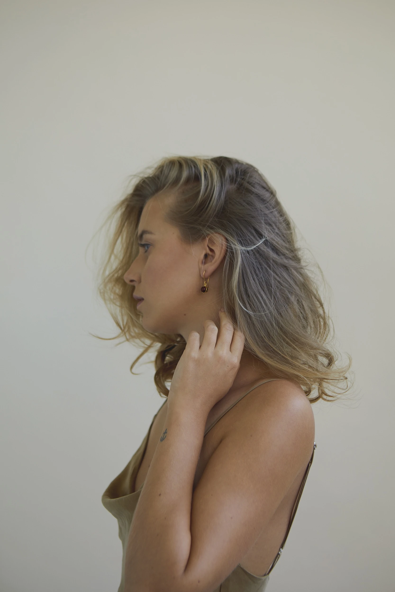 Chloe guldörhängen med kognac bärnsten