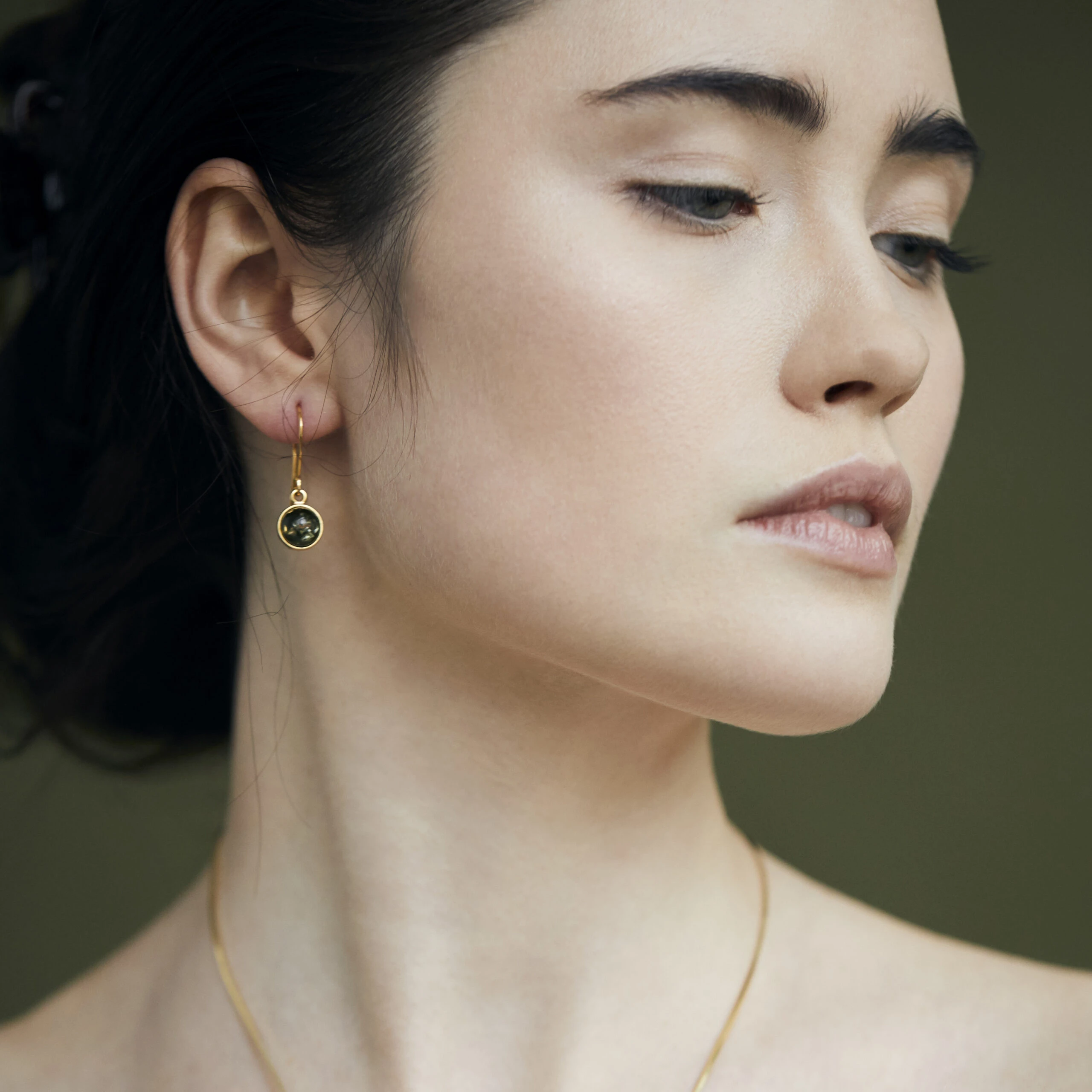 Chloe guldörhängen med grön bärnsten