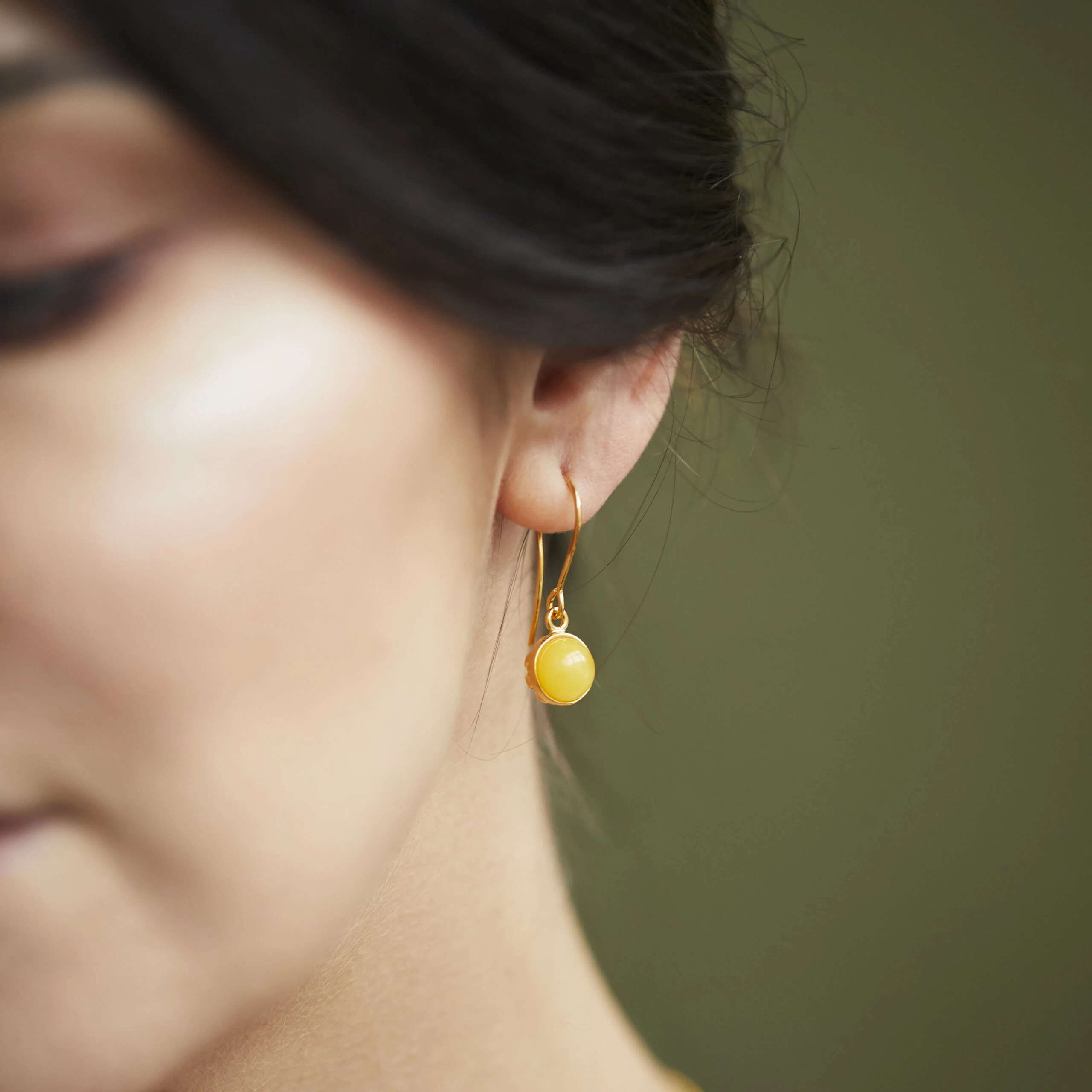 Chloe guldörhängen med mjölkig bärnsten