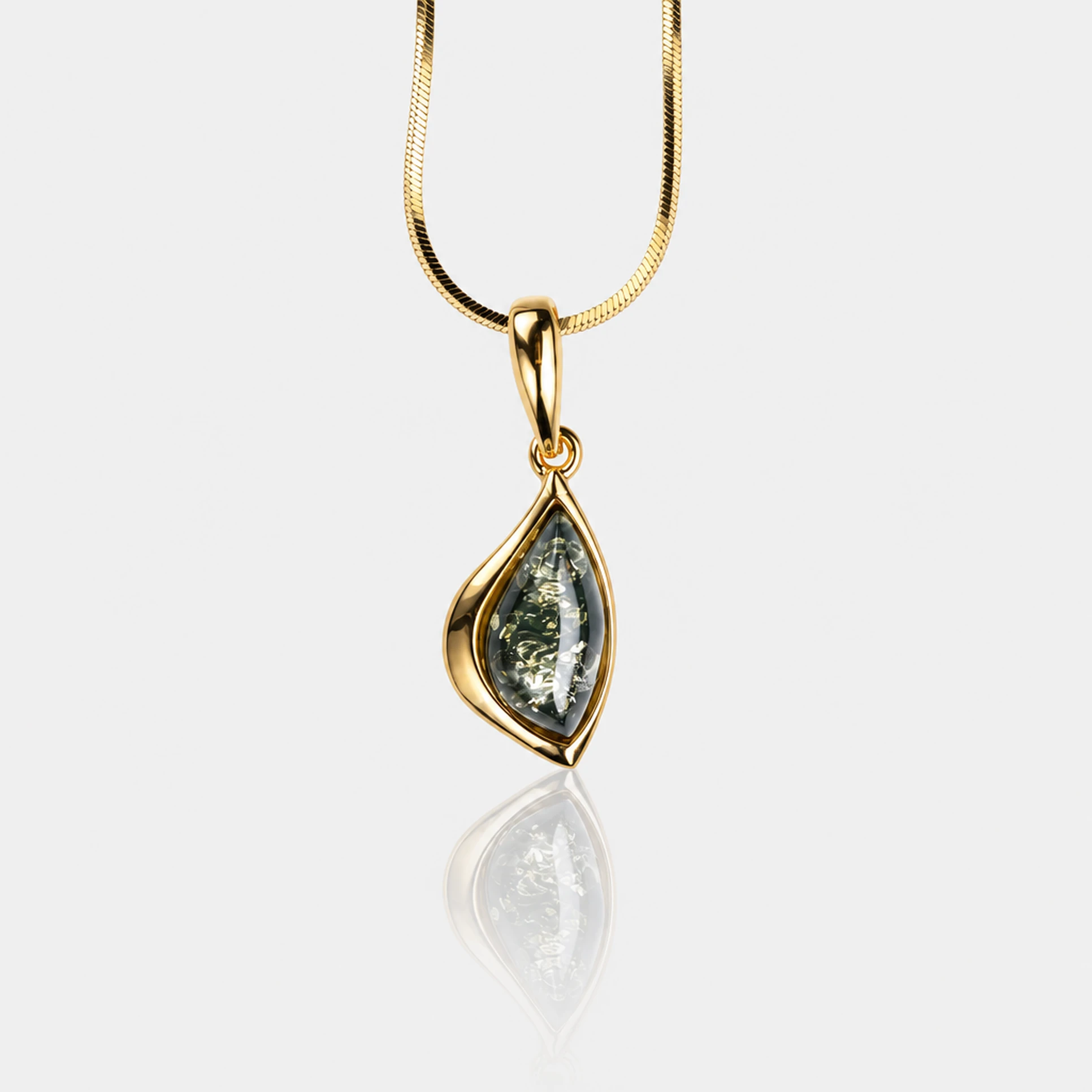 Collar chapado en oro con ámbar verde