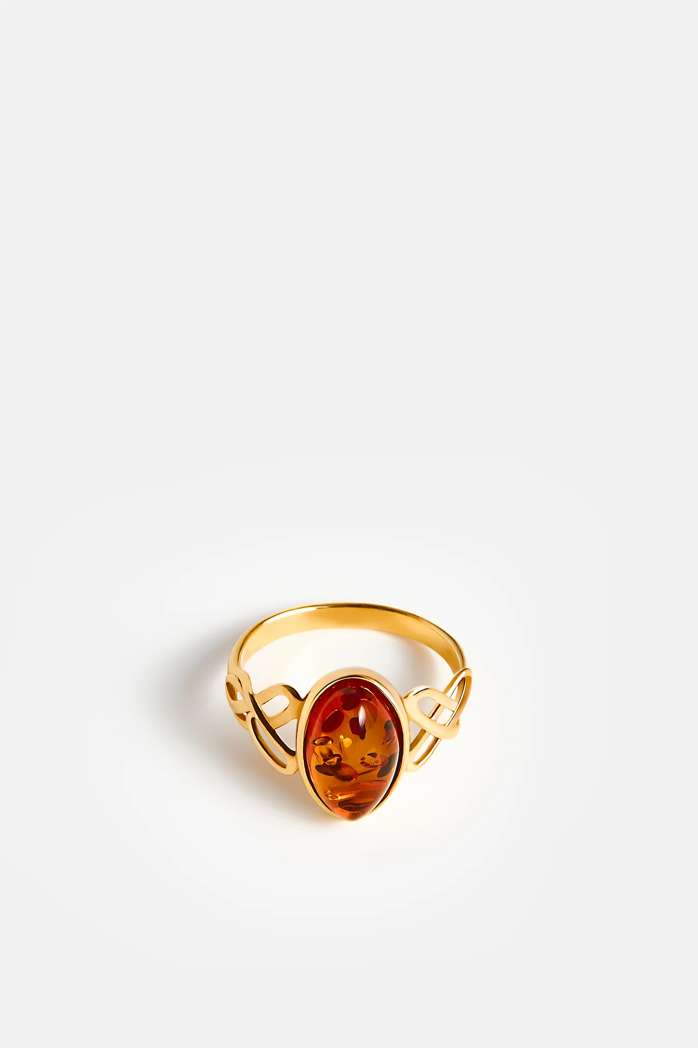 Connection gold ring with cognac amber