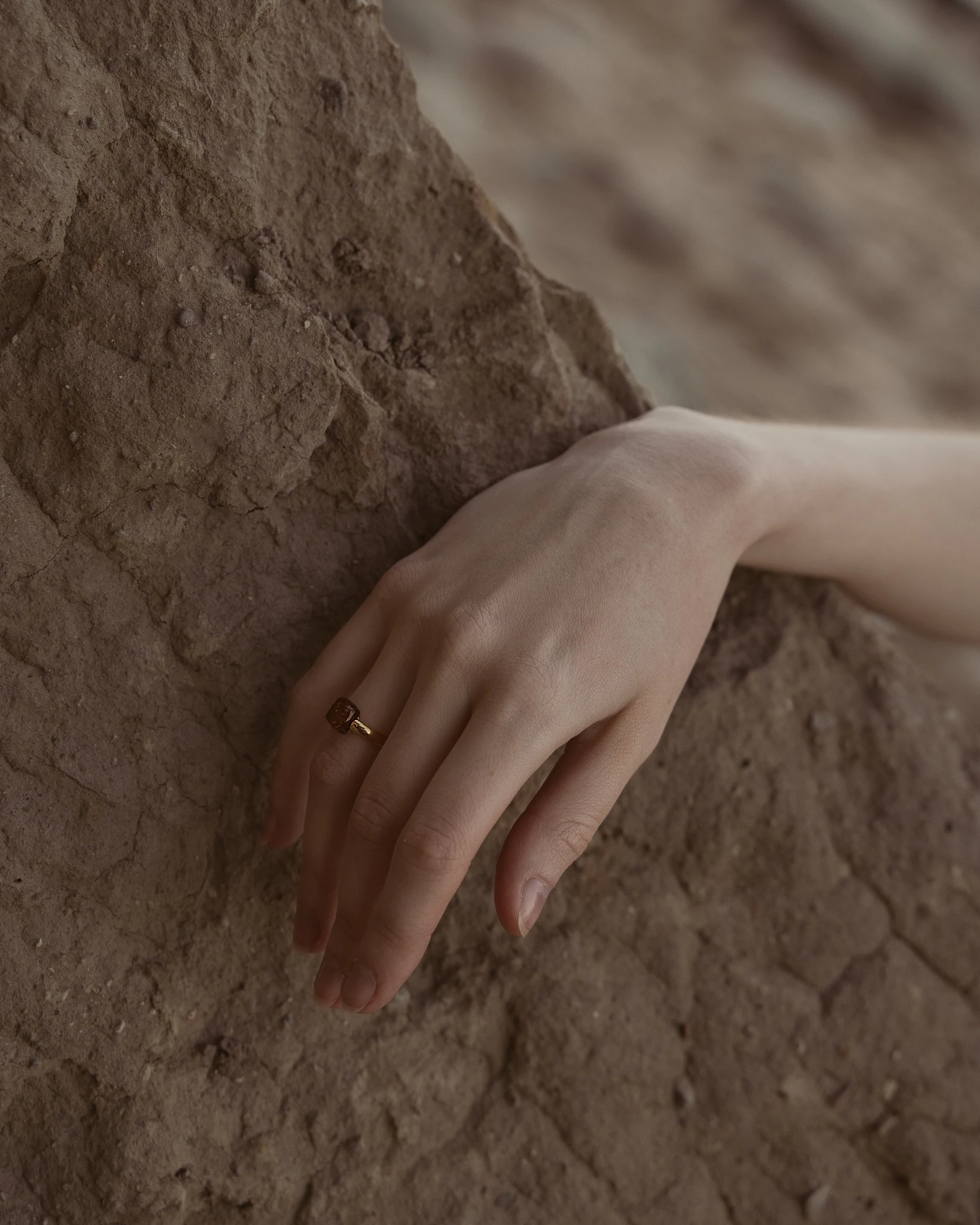 Miniatyrbild av Cornelia ring med cognac bärnsten