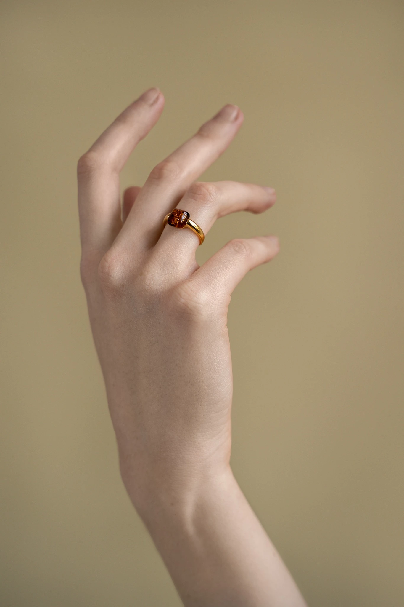 Miniatyrbild av Cornelia ring med cognac bärnsten