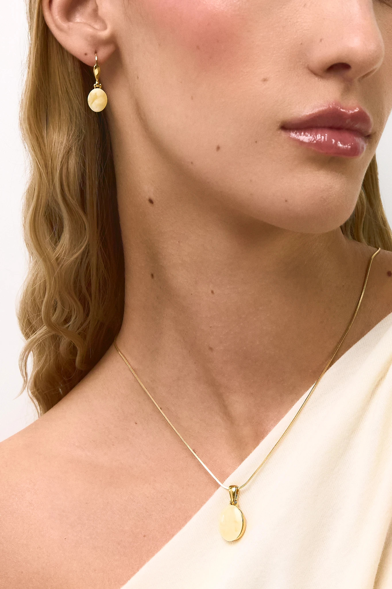 Thumbnail of Crème gold necklace
