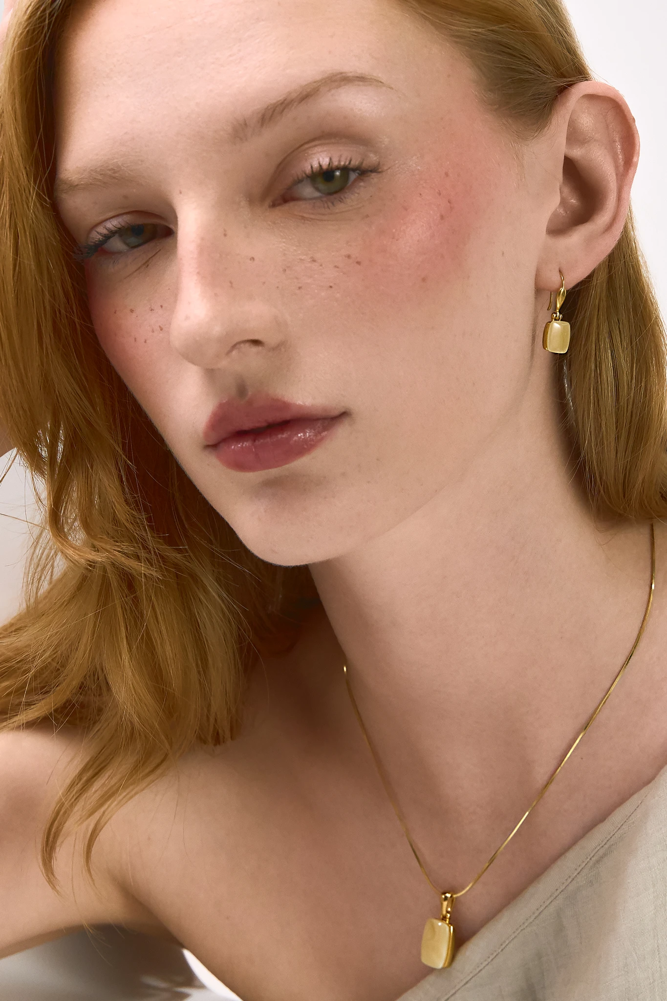 Thumbnail of Crème rectangle gold earrings