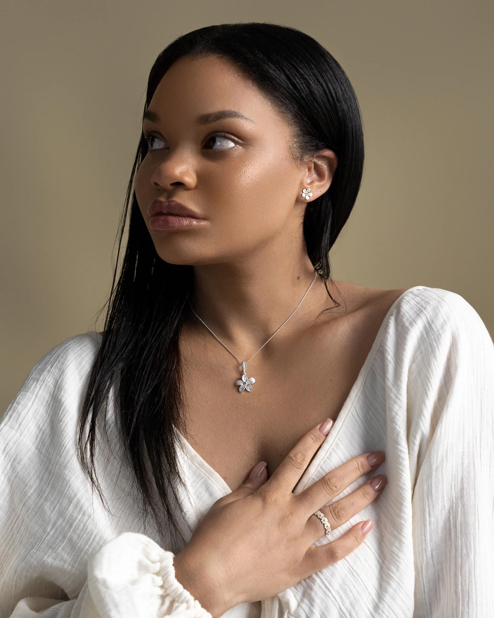 Thumbnail of Daisy band ring