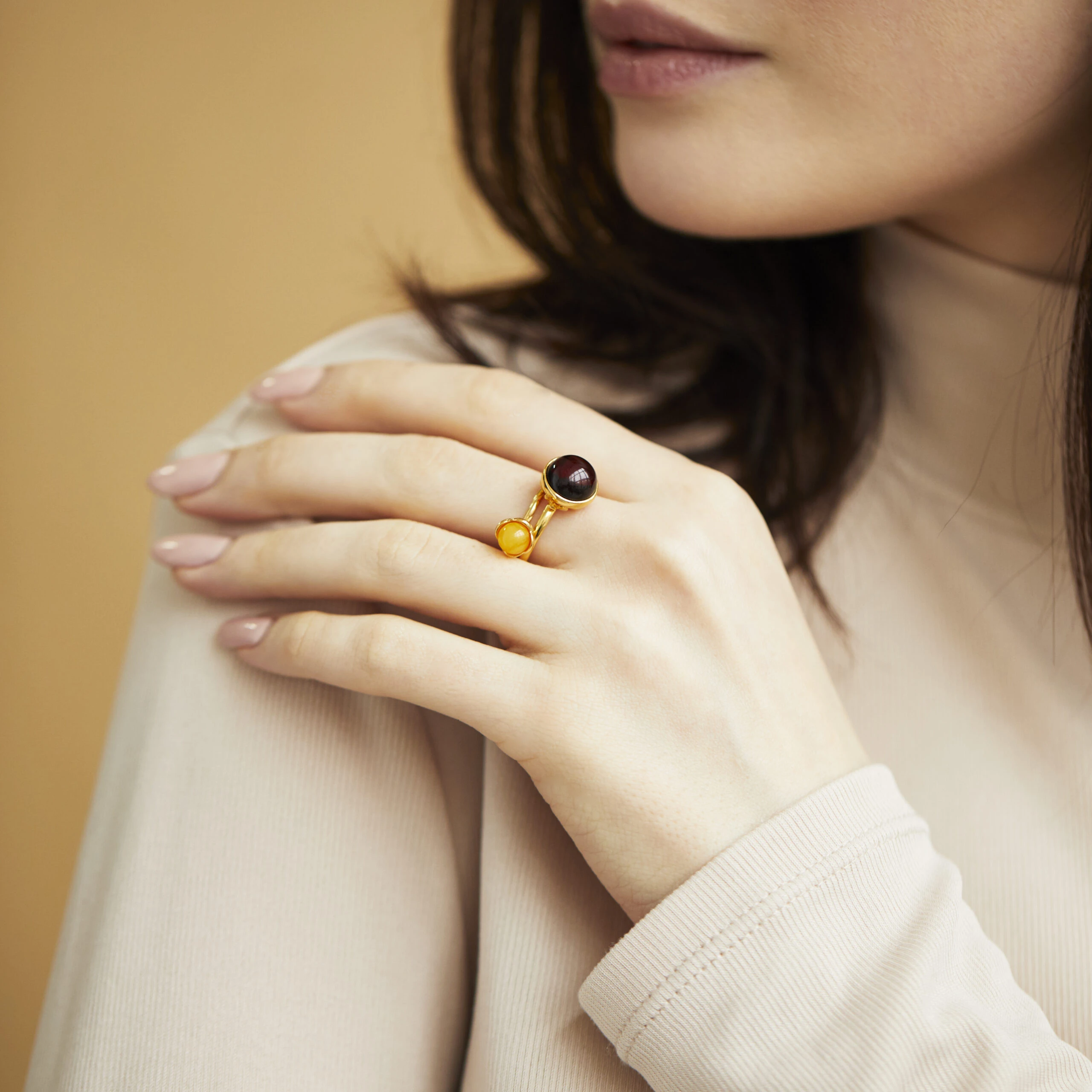 Thumbnail of Daisy ring with milky amber