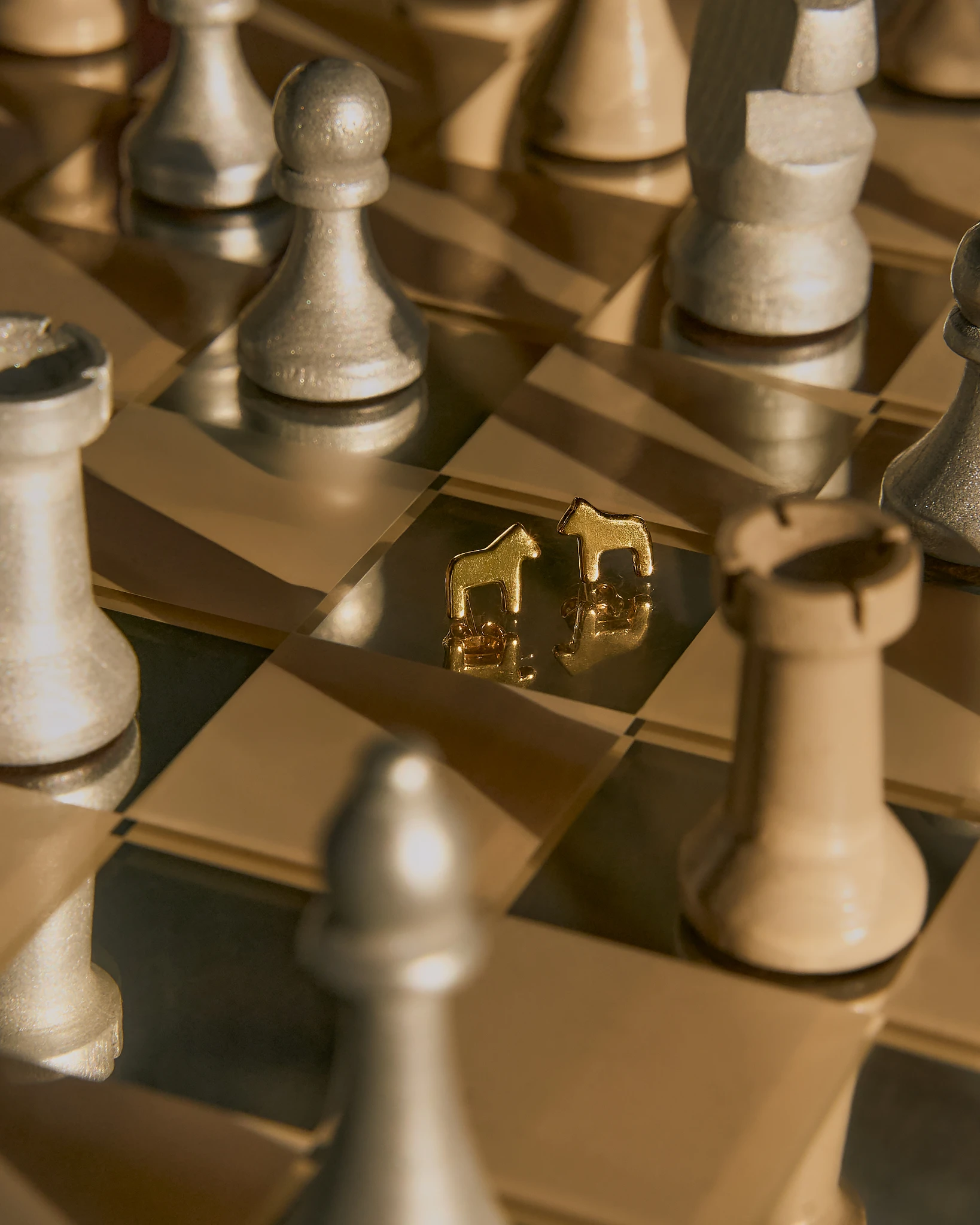 Dala horse earrings in gold