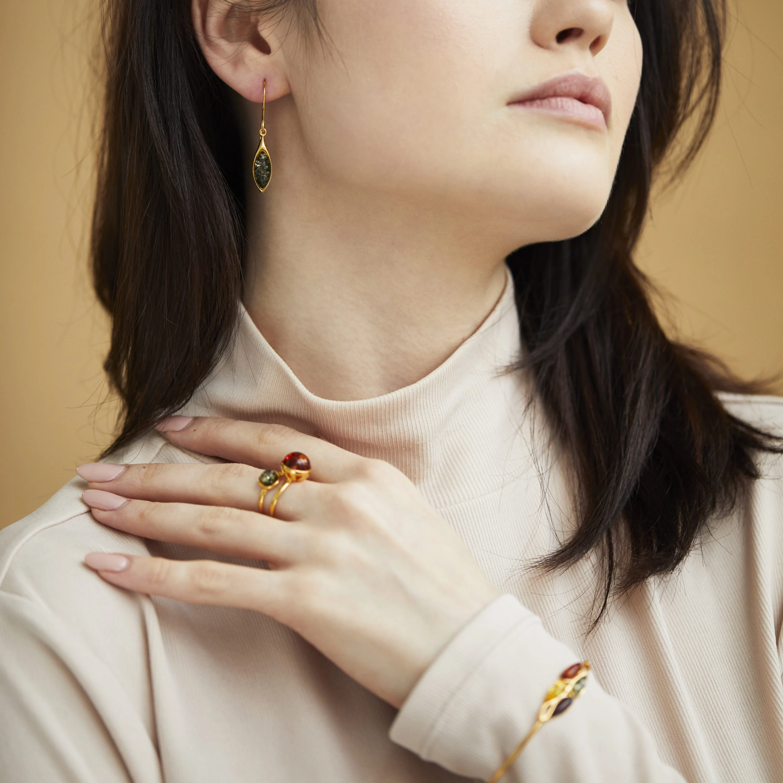 Miniatyrbild av Prick ring med grön bärnsten