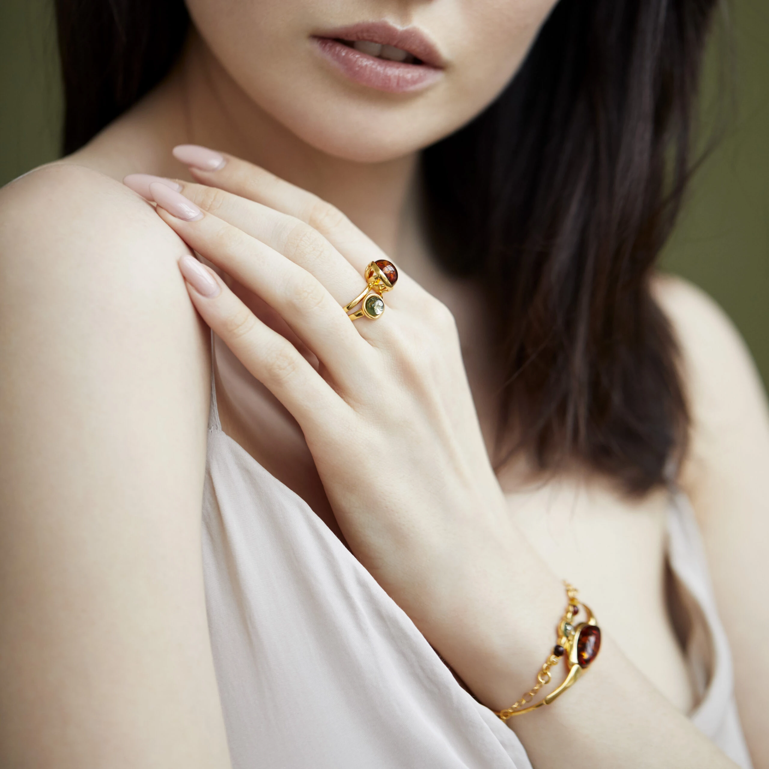 Miniatyrbild av Prick ring med grön bärnsten