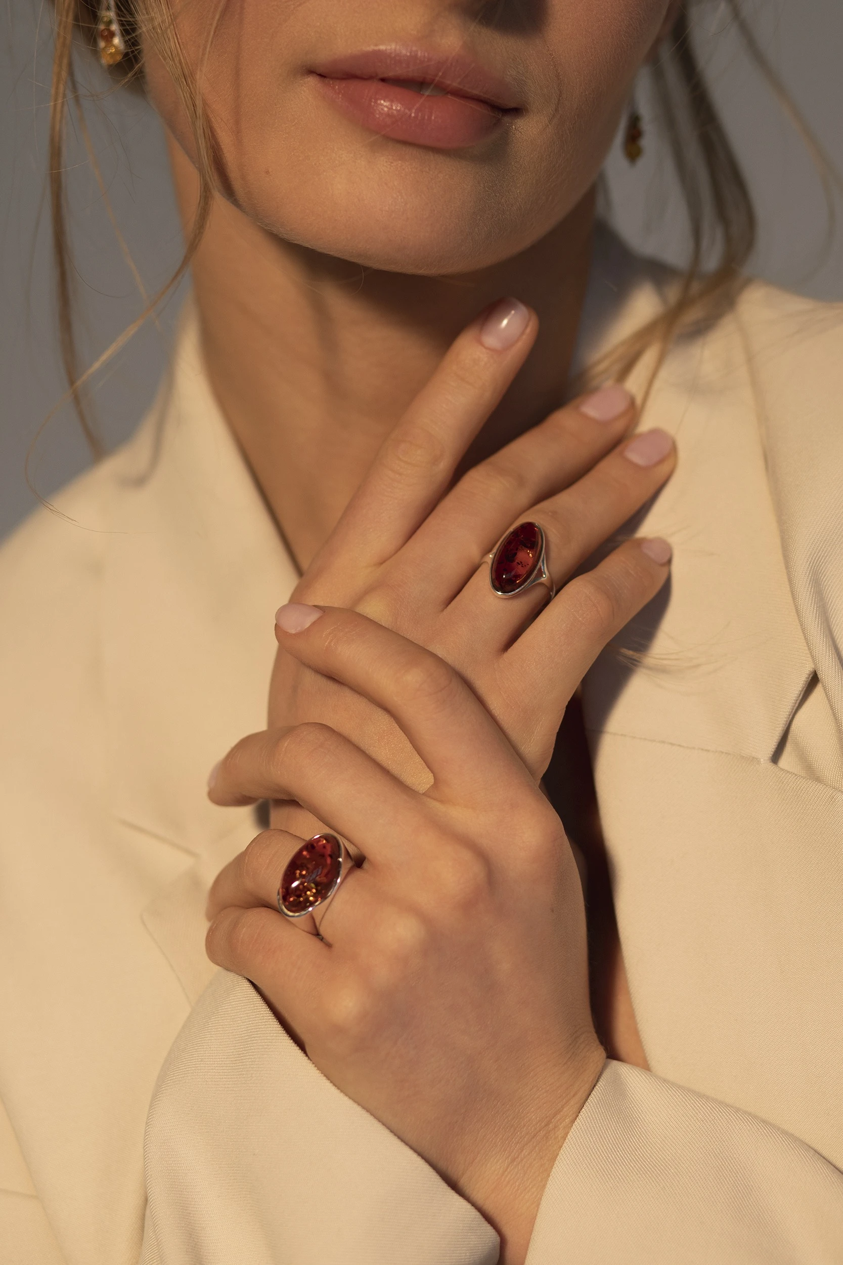 Miniatyrbild av Eline bold ring med bärnsten