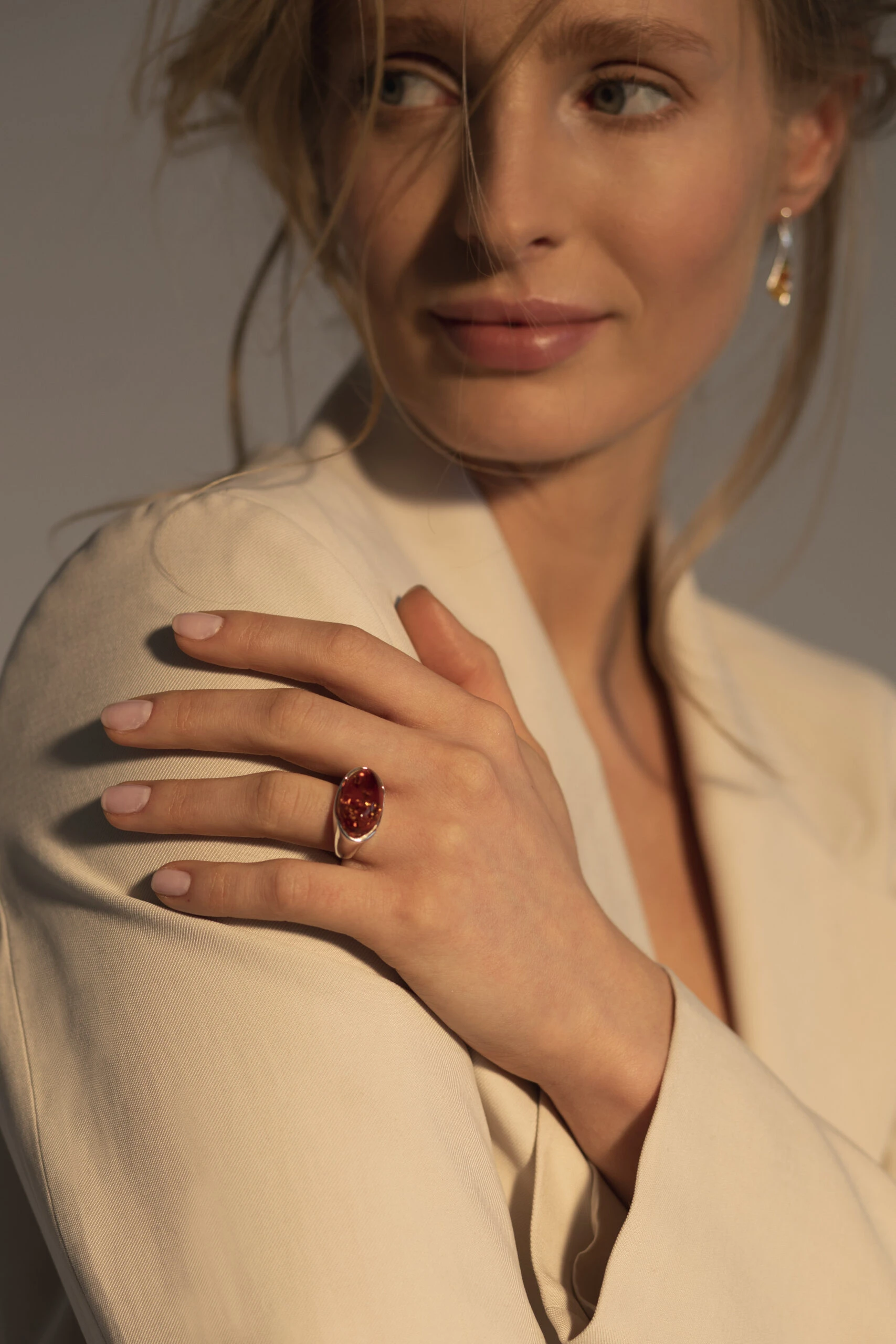 Eline bold ring with amber