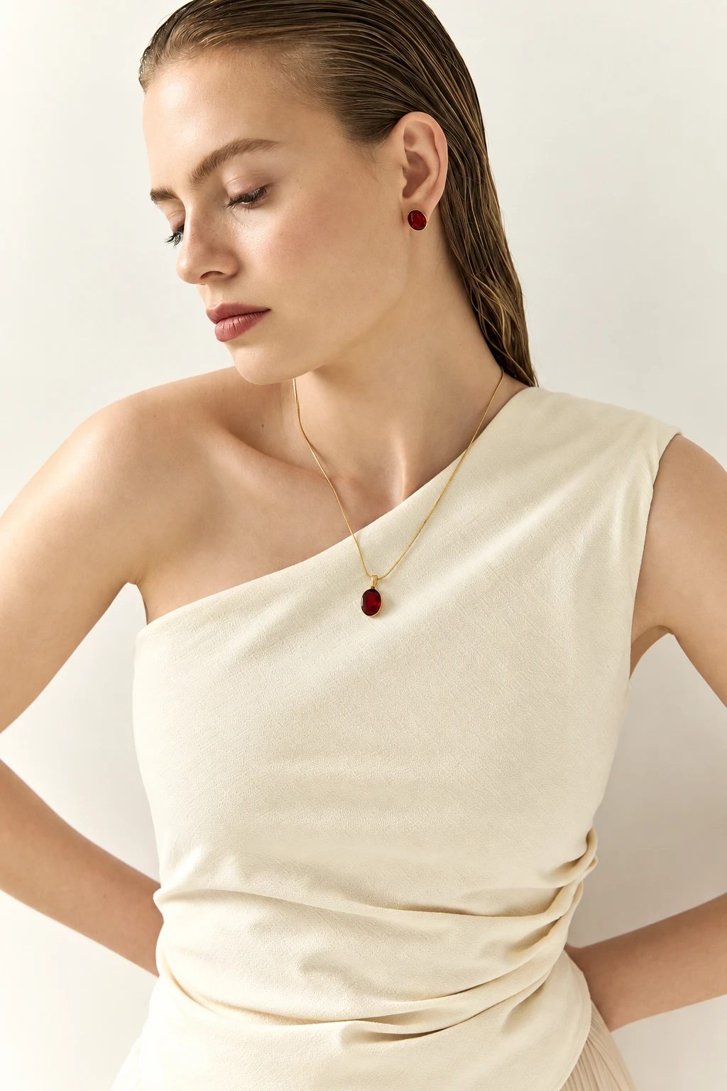 Carmen Halskette in Gold mit rotem Bernstein