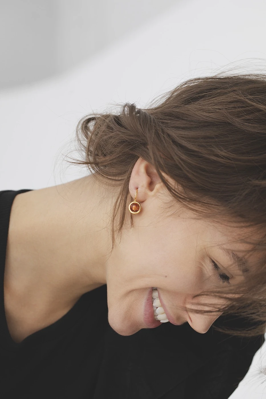 Grace earrings in gold with cognac amber