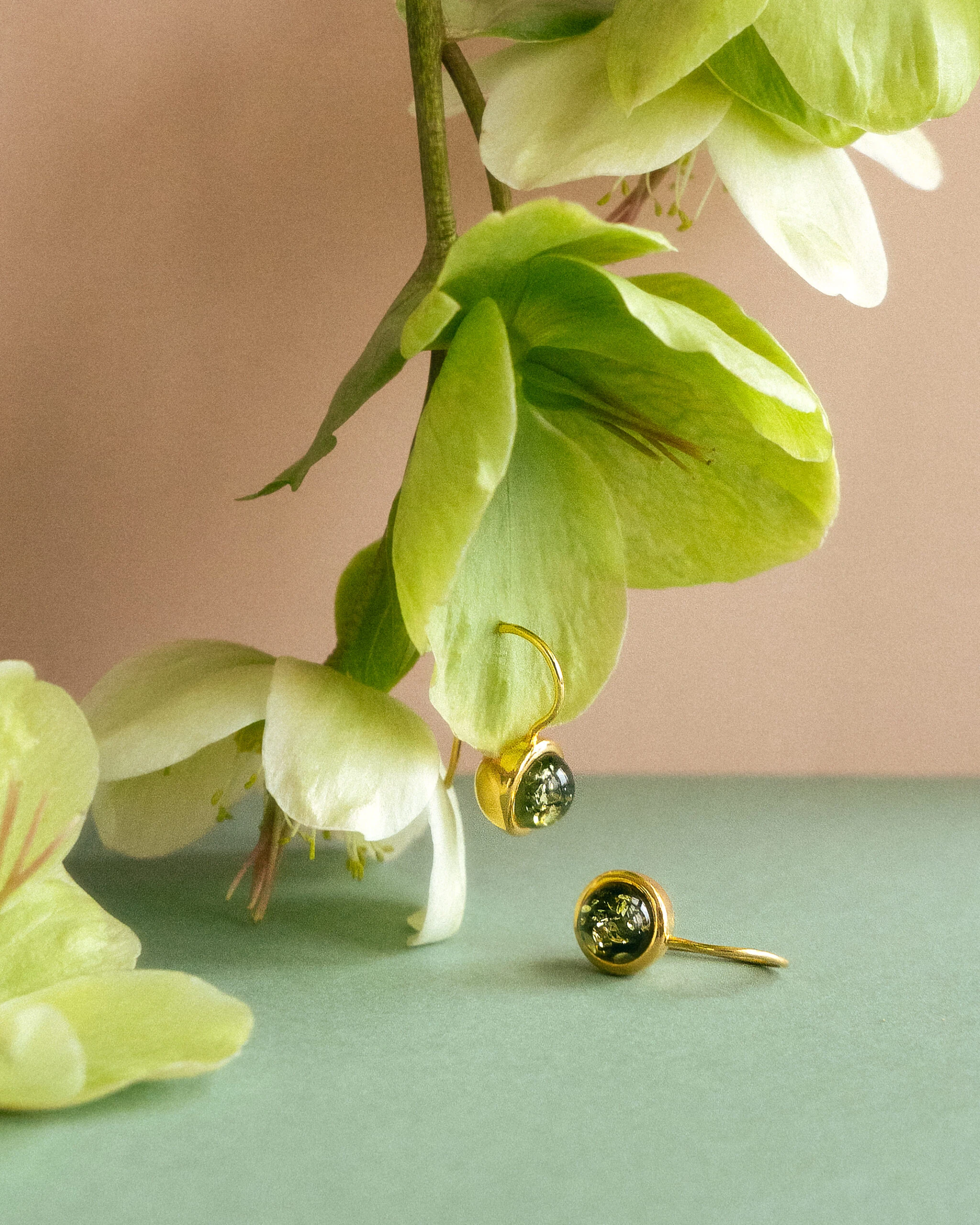 Grace earrings in gold with green amber