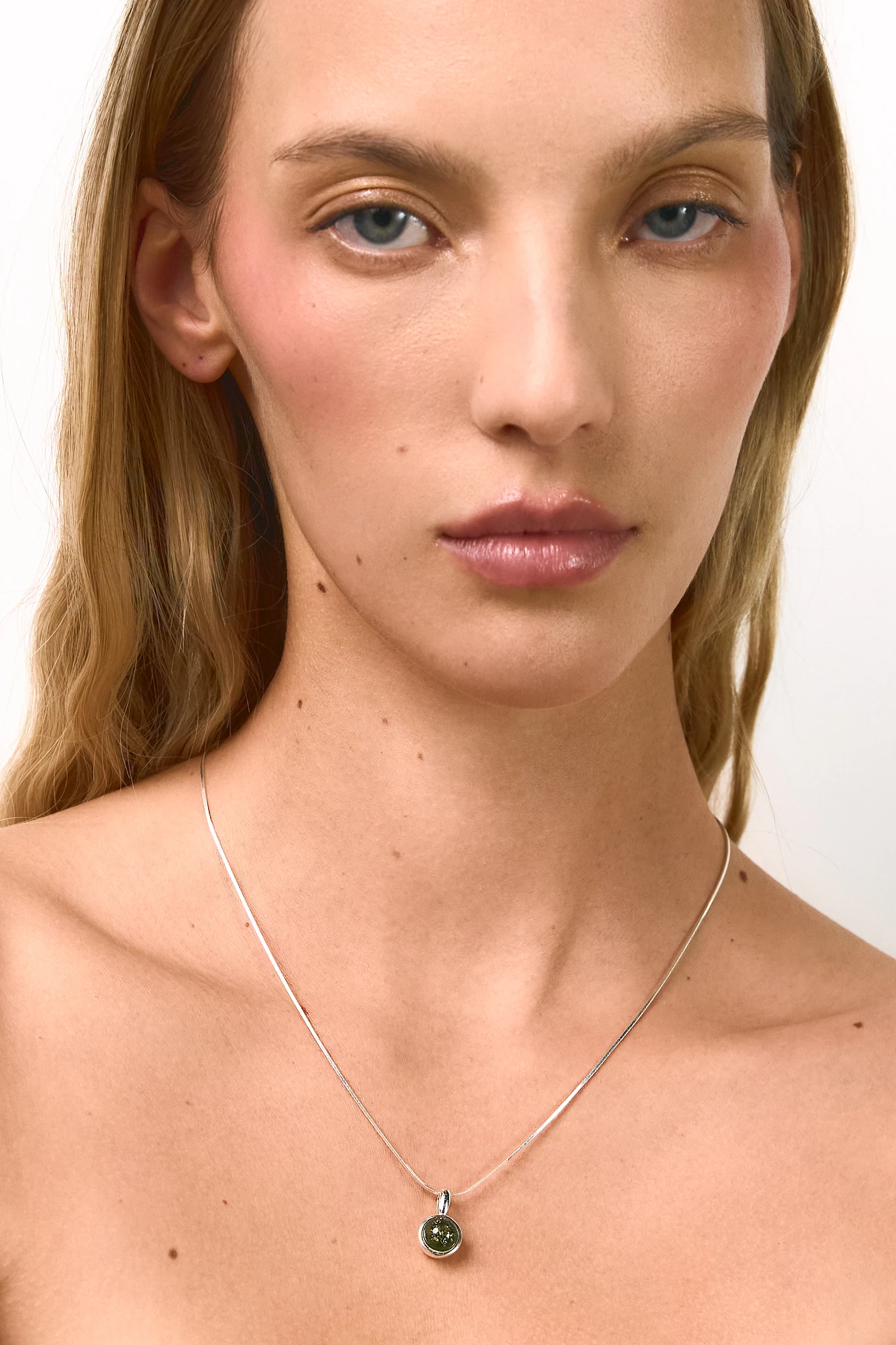 Miniatyrbild av Gracehalsband i silver med grön bärnsten