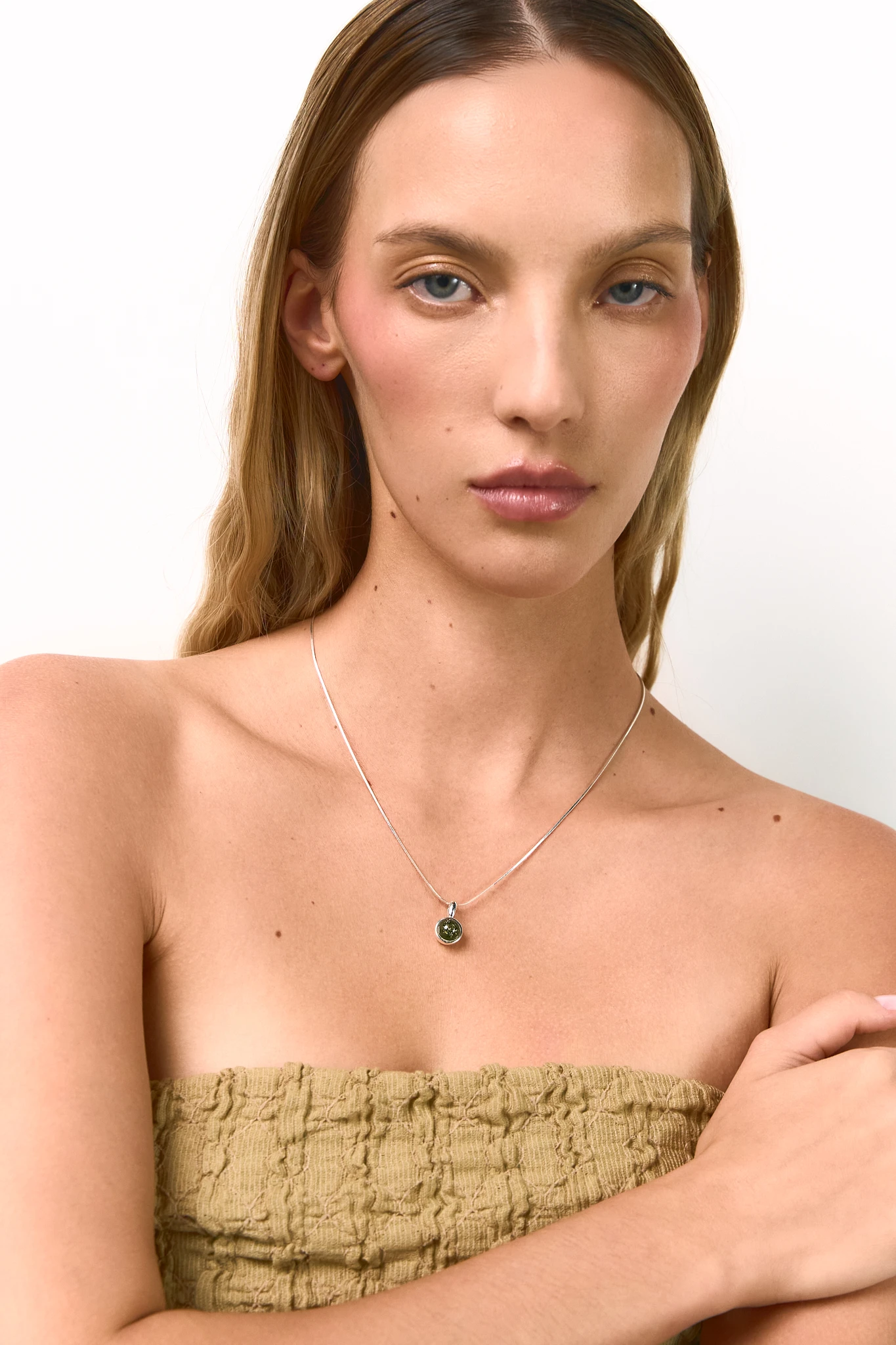 Miniatyrbild av Gracehalsband i silver med grön bärnsten