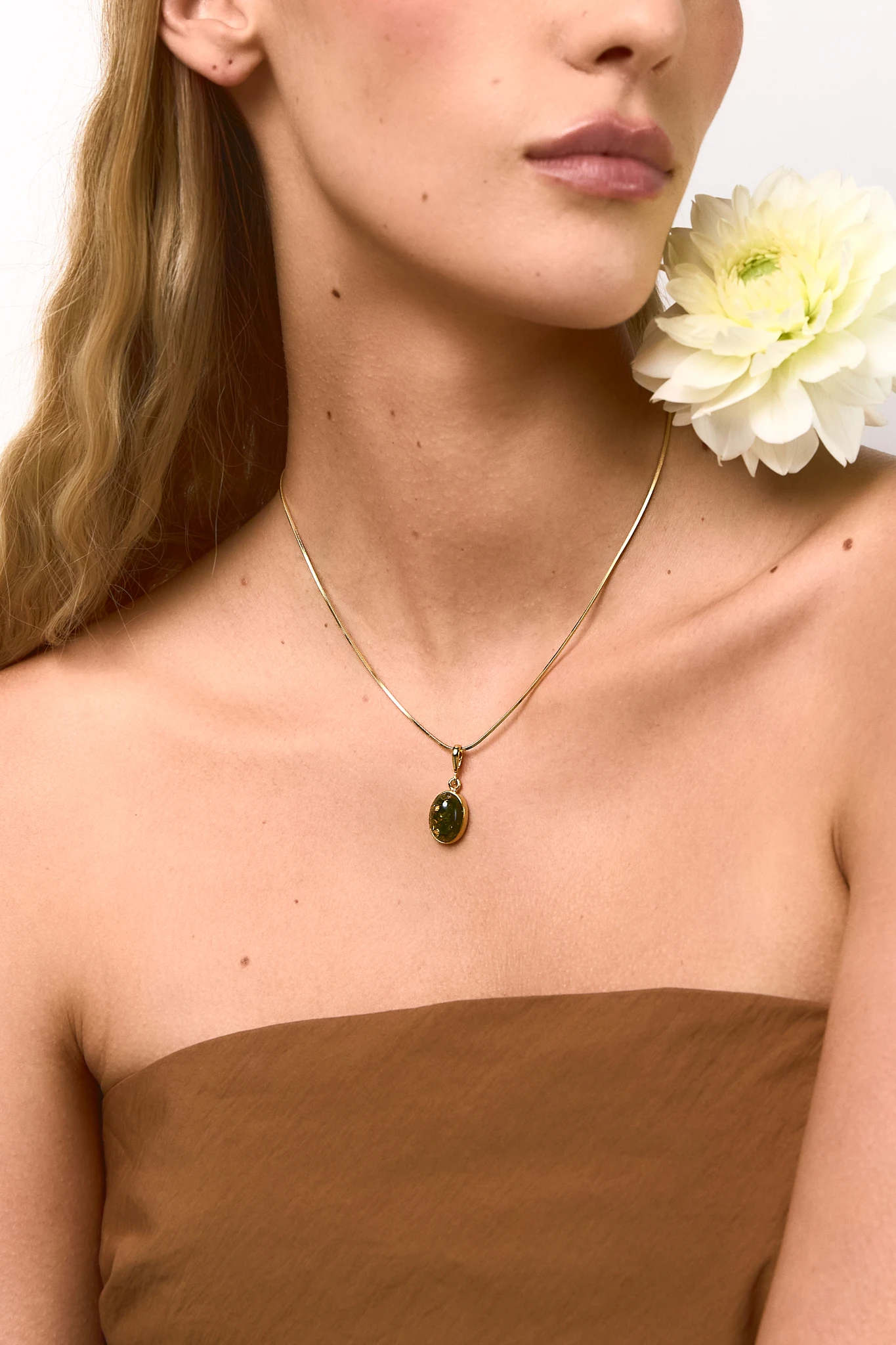 Harmony necklace in gold with green amber