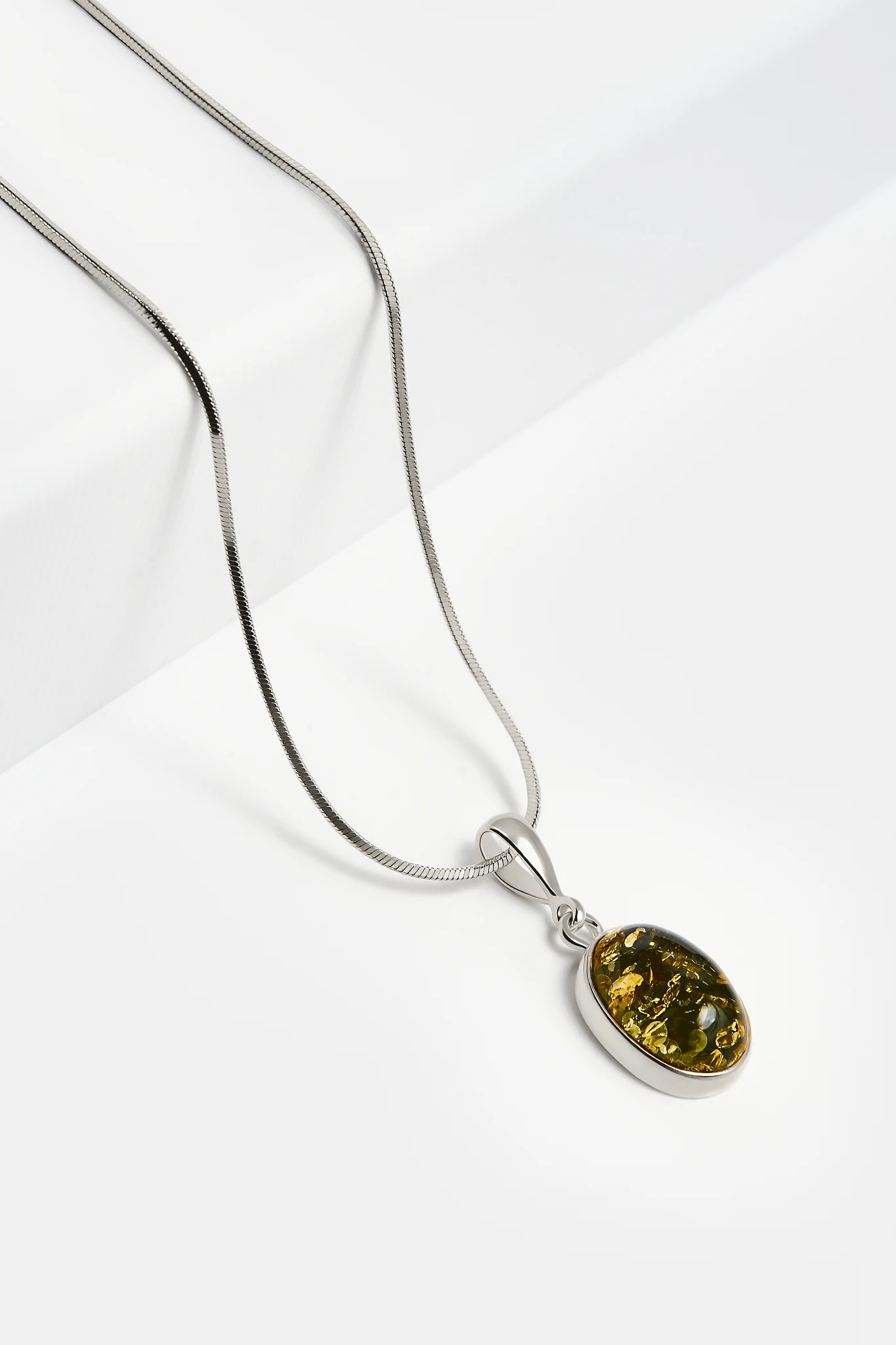 Miniatyrbild av Harmonyhalsband med grön bärnsten