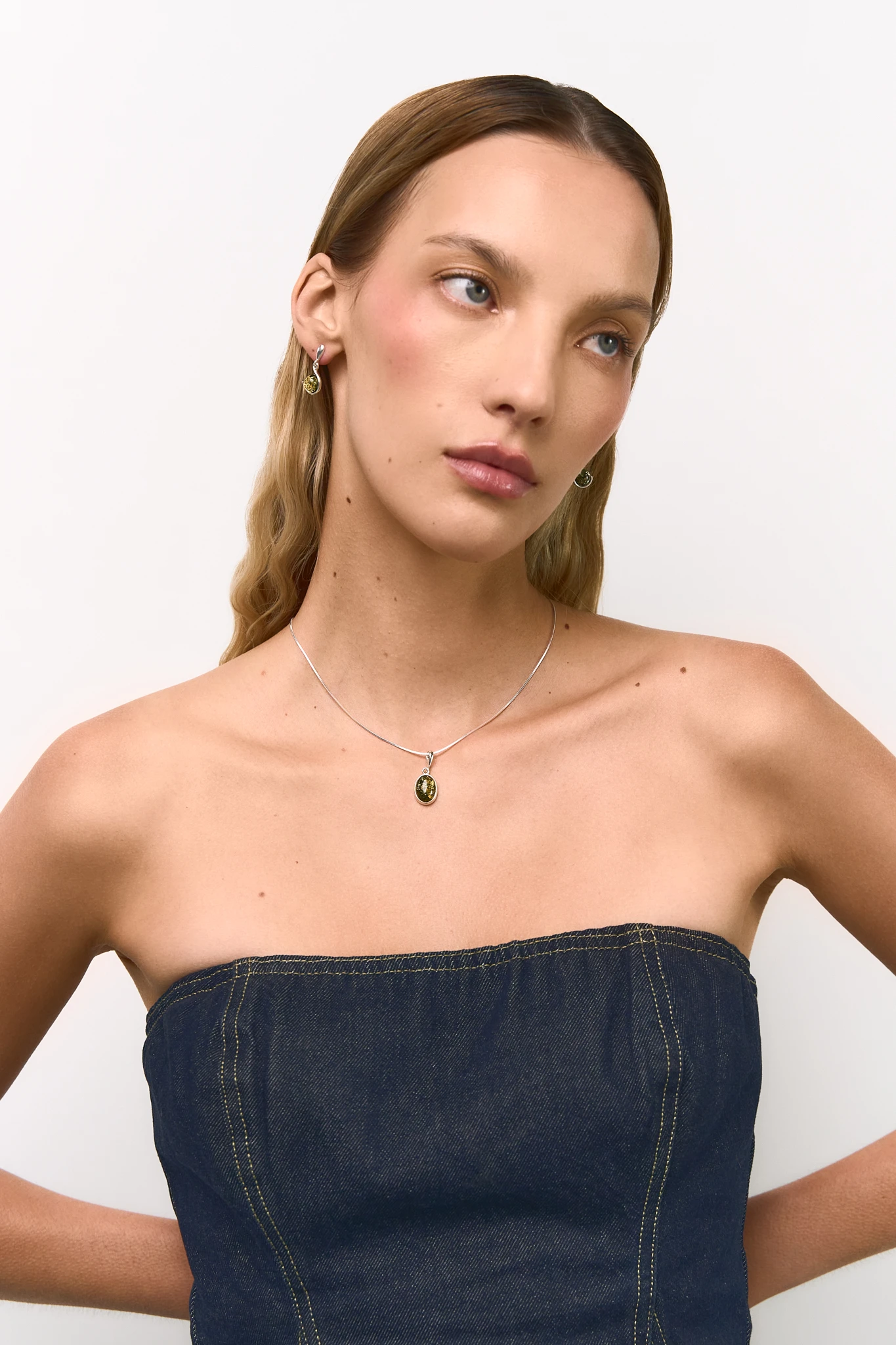 Miniatyrbild av Harmonyhalsband med grön bärnsten