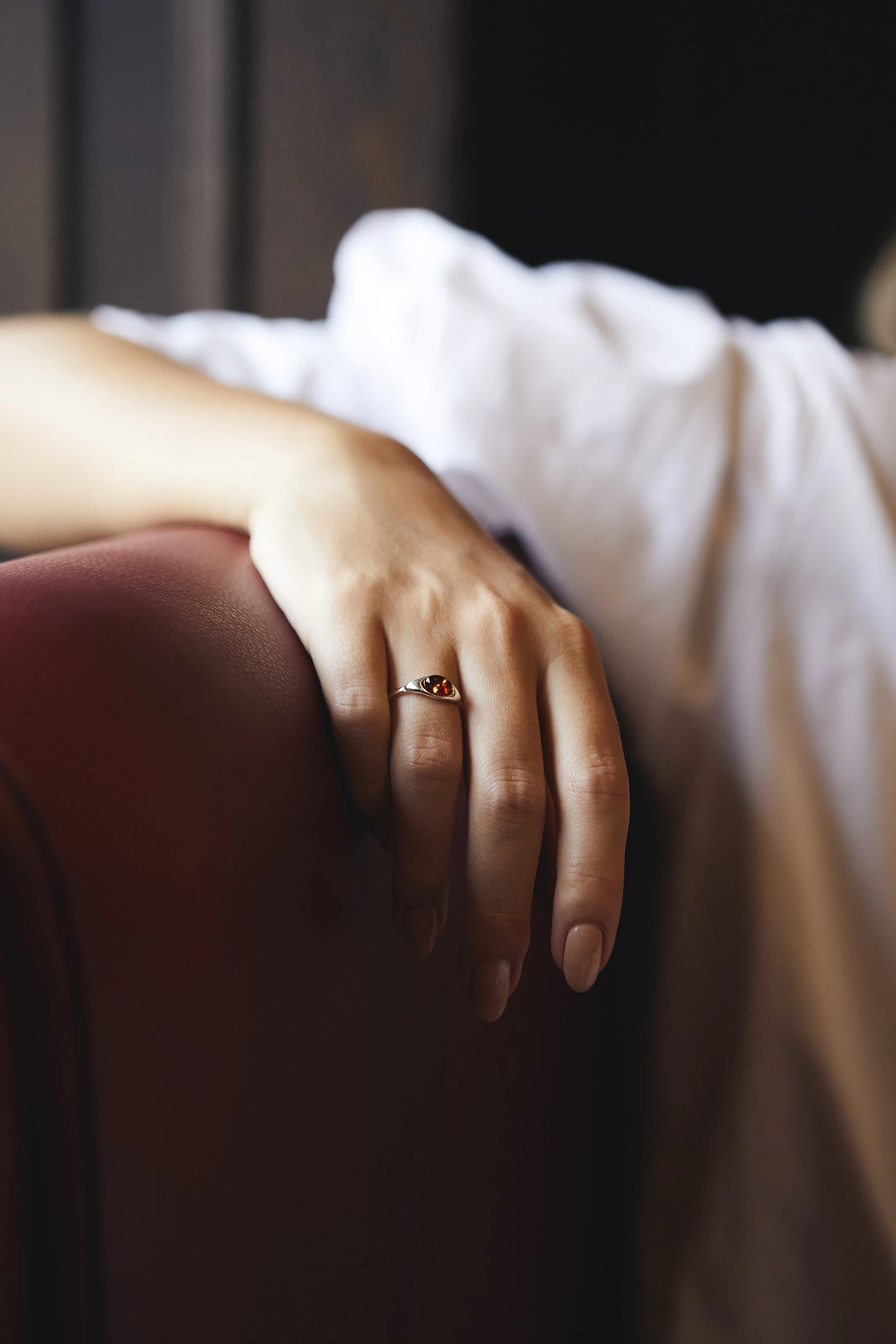 Miniatyrbild av Ines ring med bärnsten