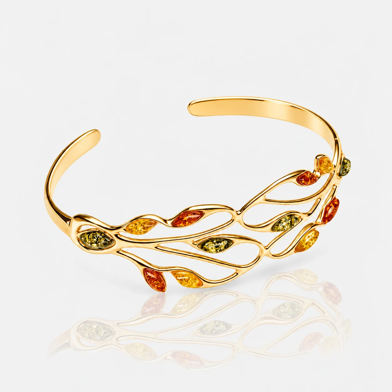 Goldenes Armreifarmband mit Blatt