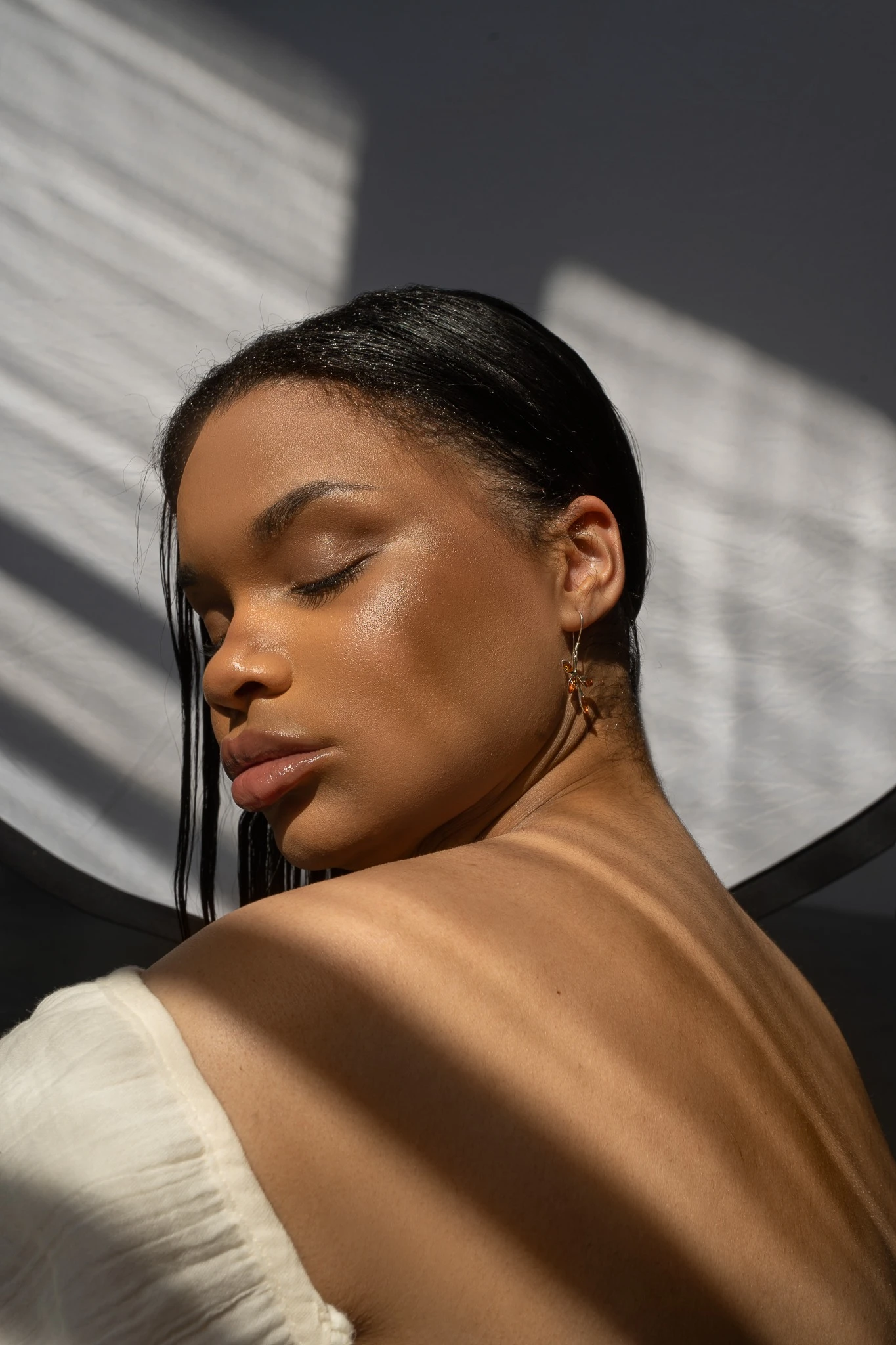 Thumbnail of Leaf earrings with cognac amber M