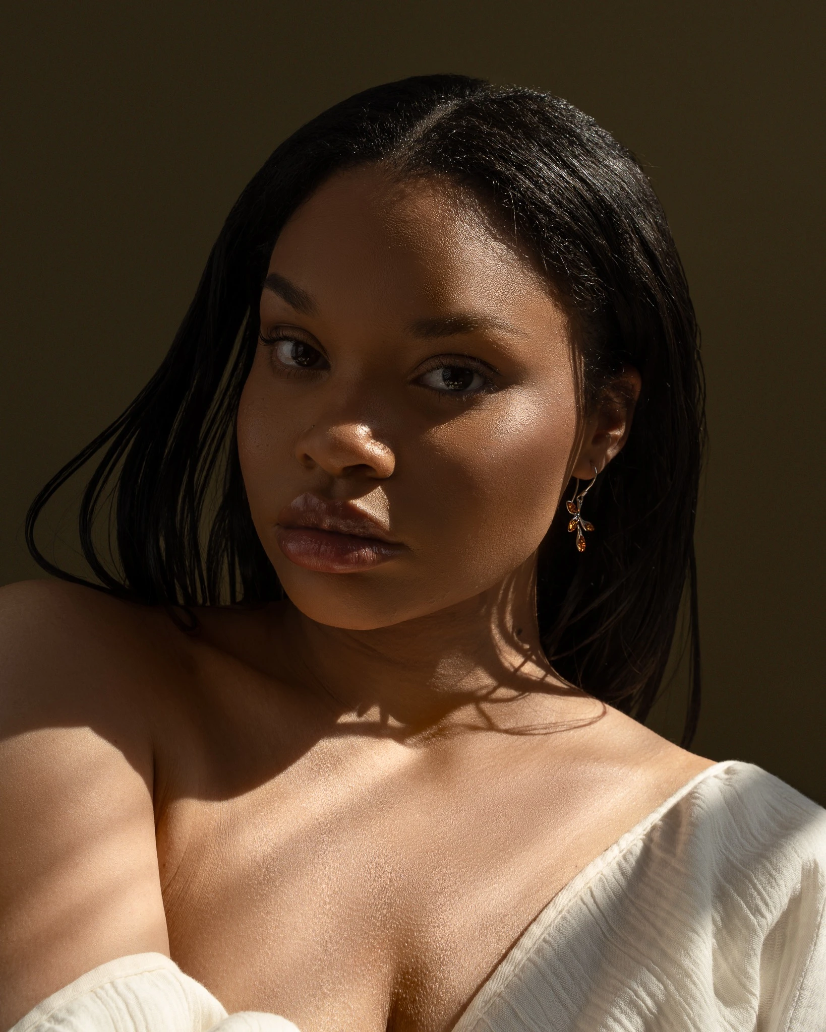 Thumbnail of Leaf earrings with cognac amber M