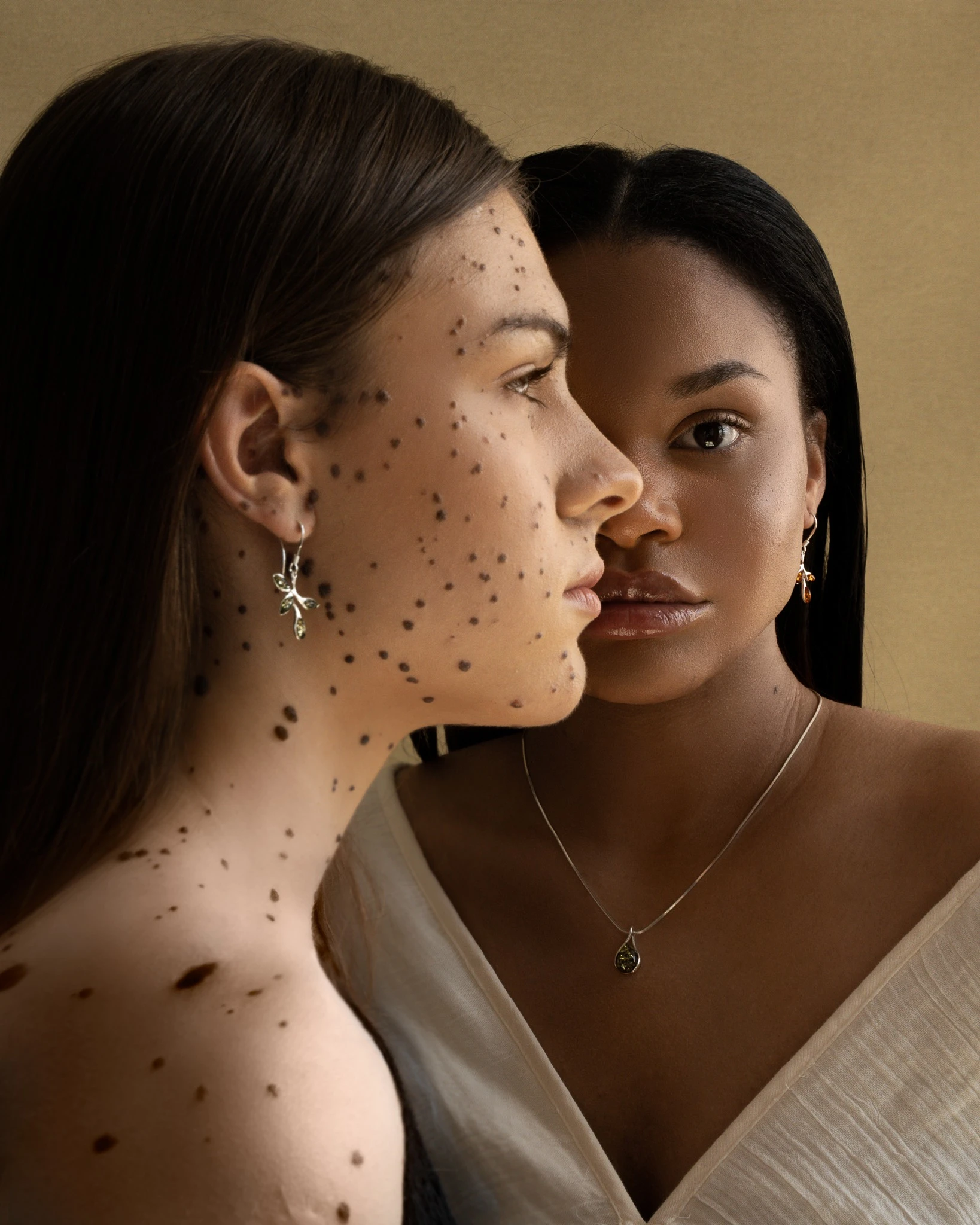 Thumbnail of Leaf earrings with green amber M