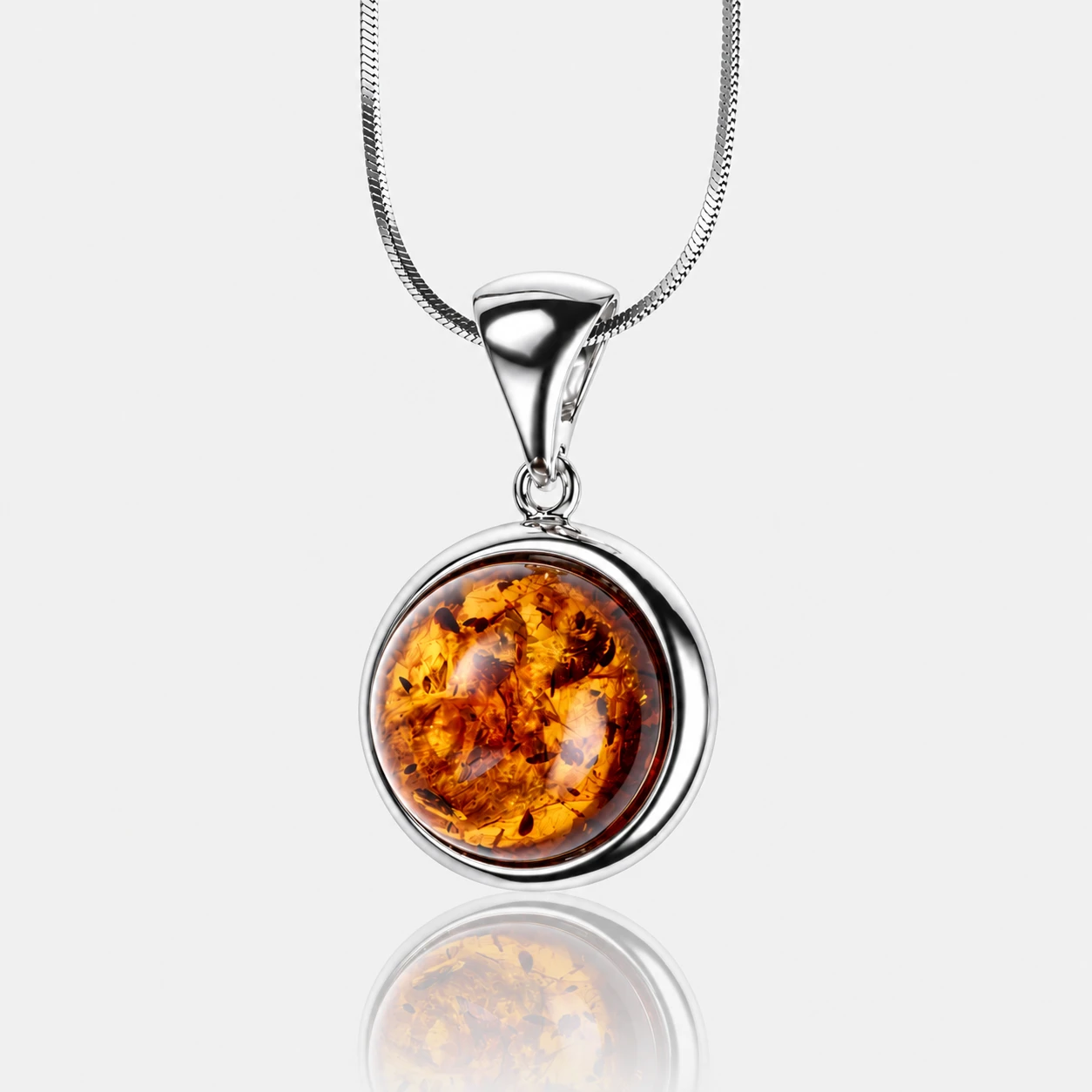 Luna necklace in silver with amber