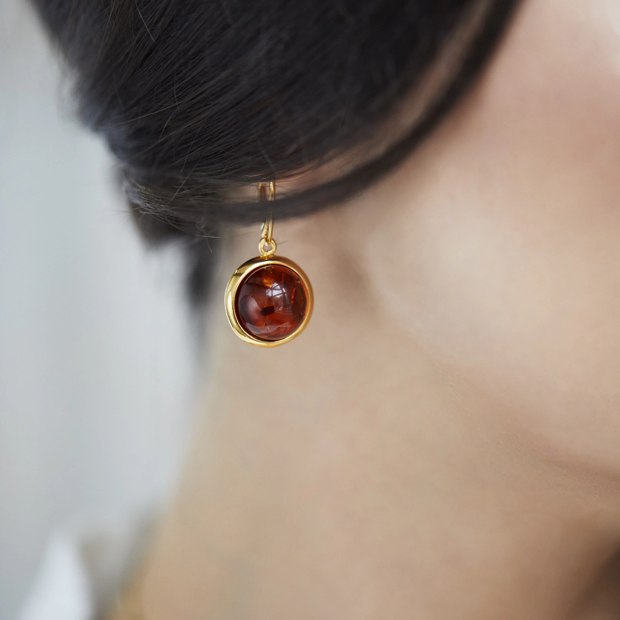 Luna earrings in gold with amber
