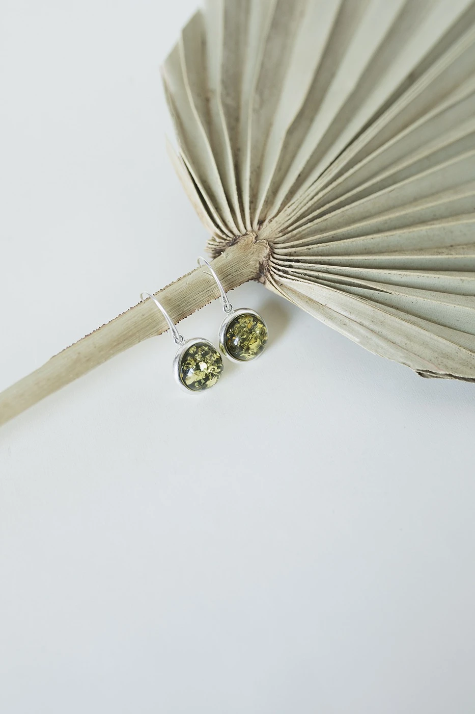 Miniatyrbild av Luna örhängen i silver med grön bärnsten