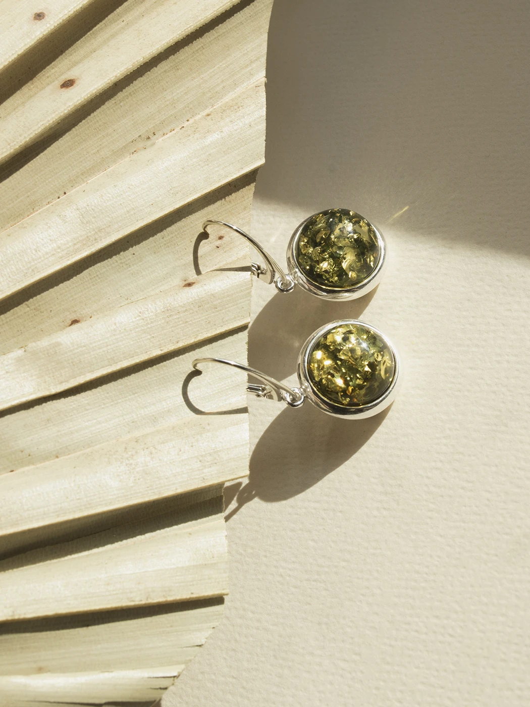 Miniatyrbild av Luna örhängen i silver med grön bärnsten