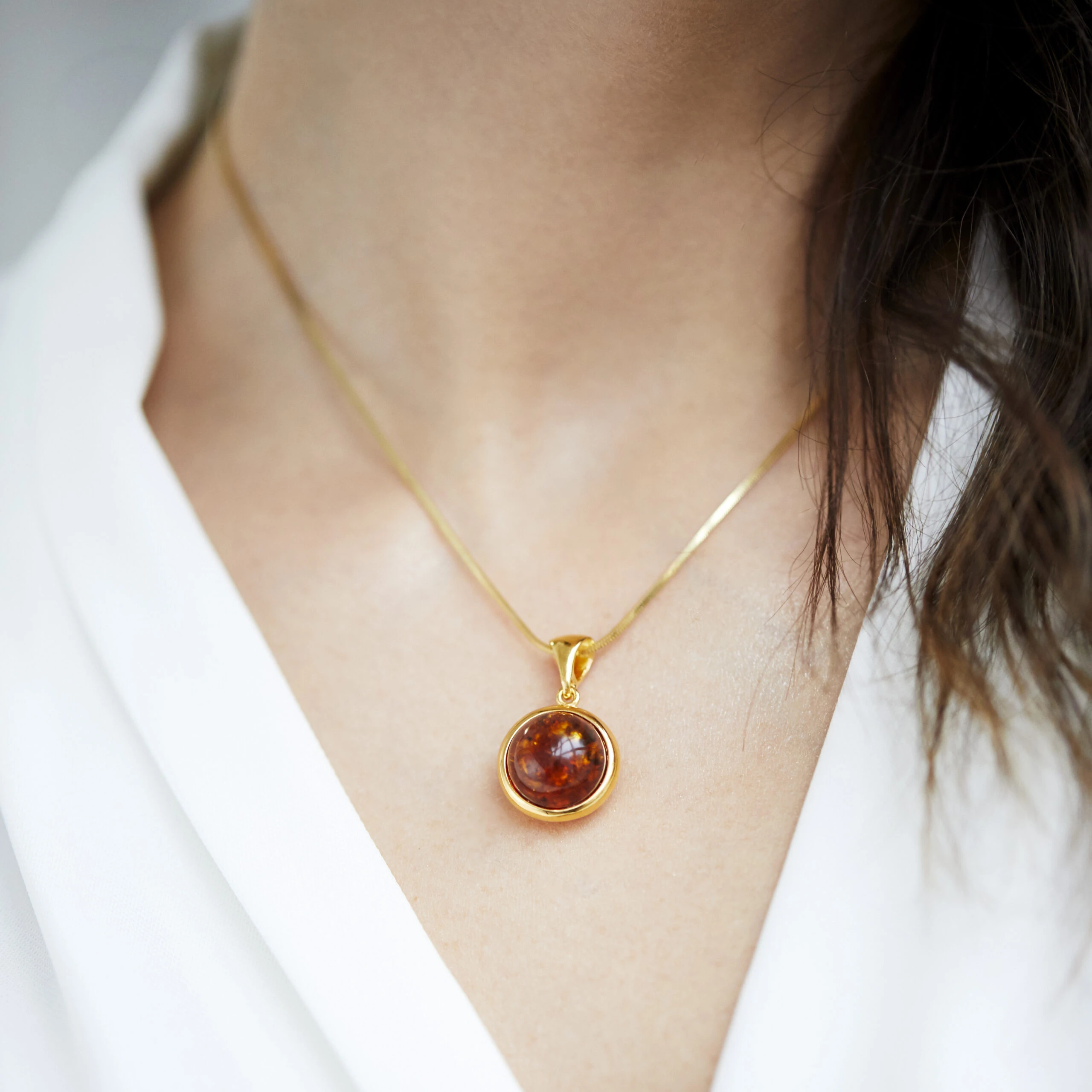 Luna necklace in gold with amber