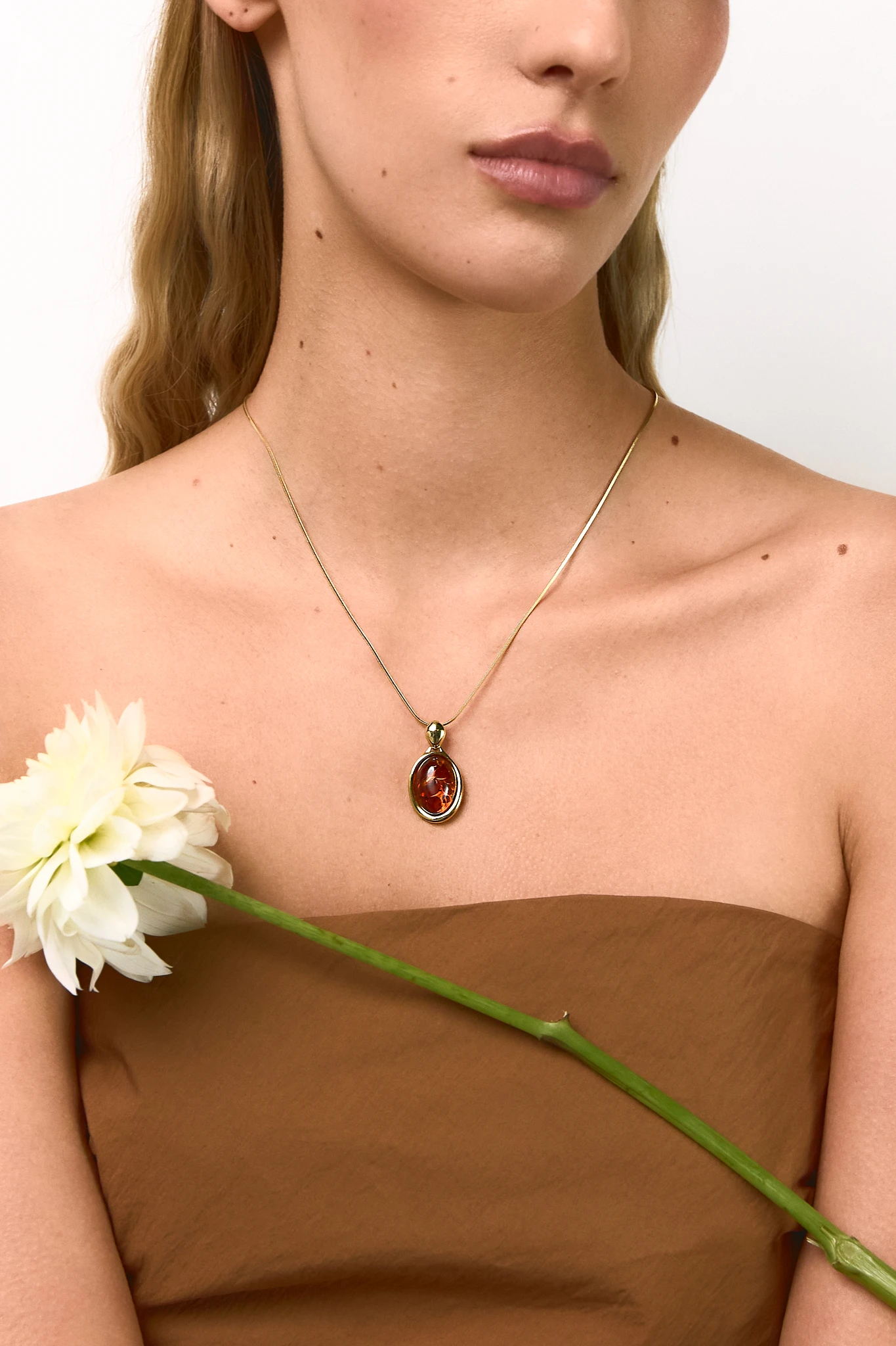 Marie necklace in gold with amber