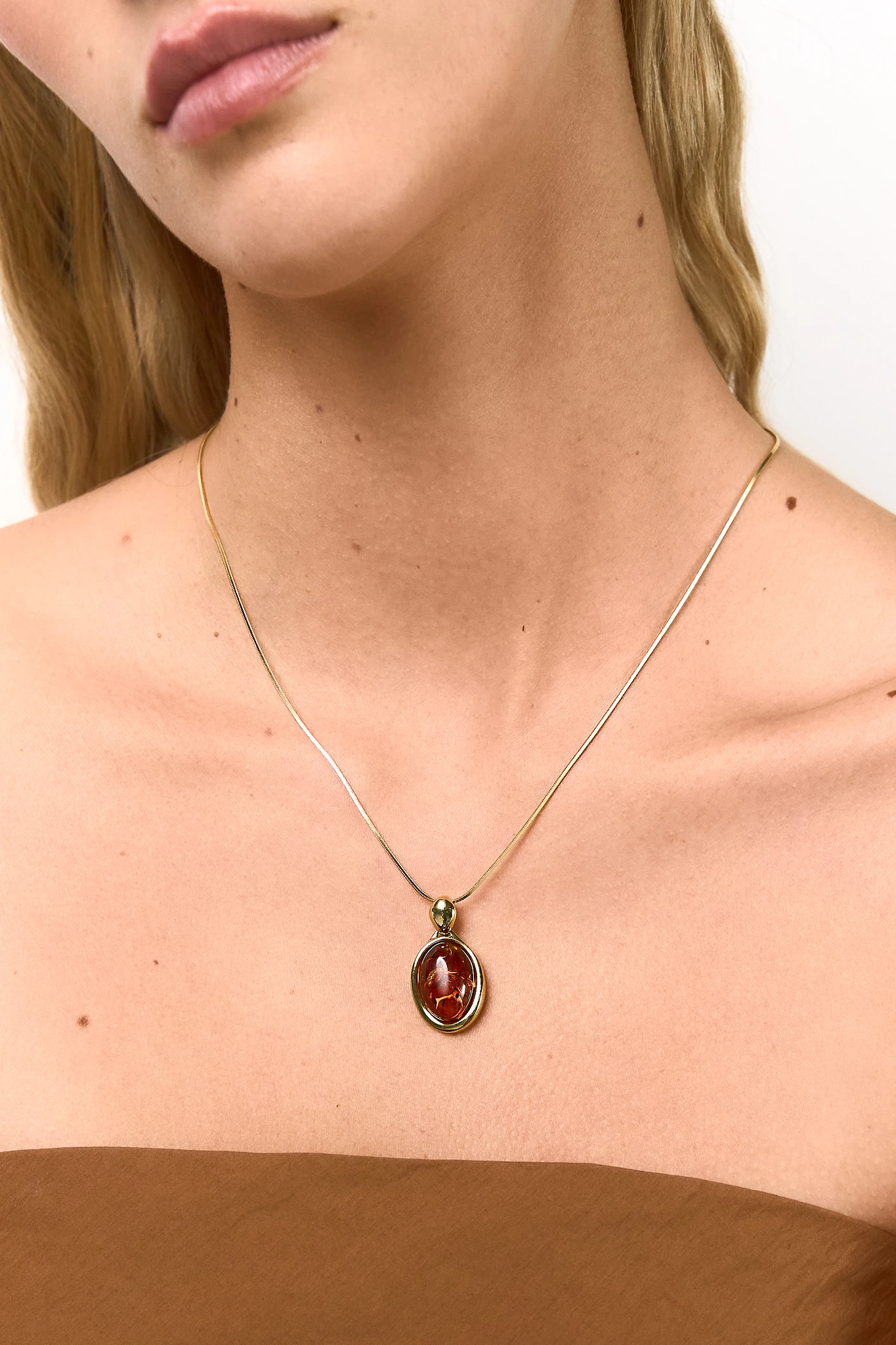 Thumbnail of Marie necklace in gold with amber