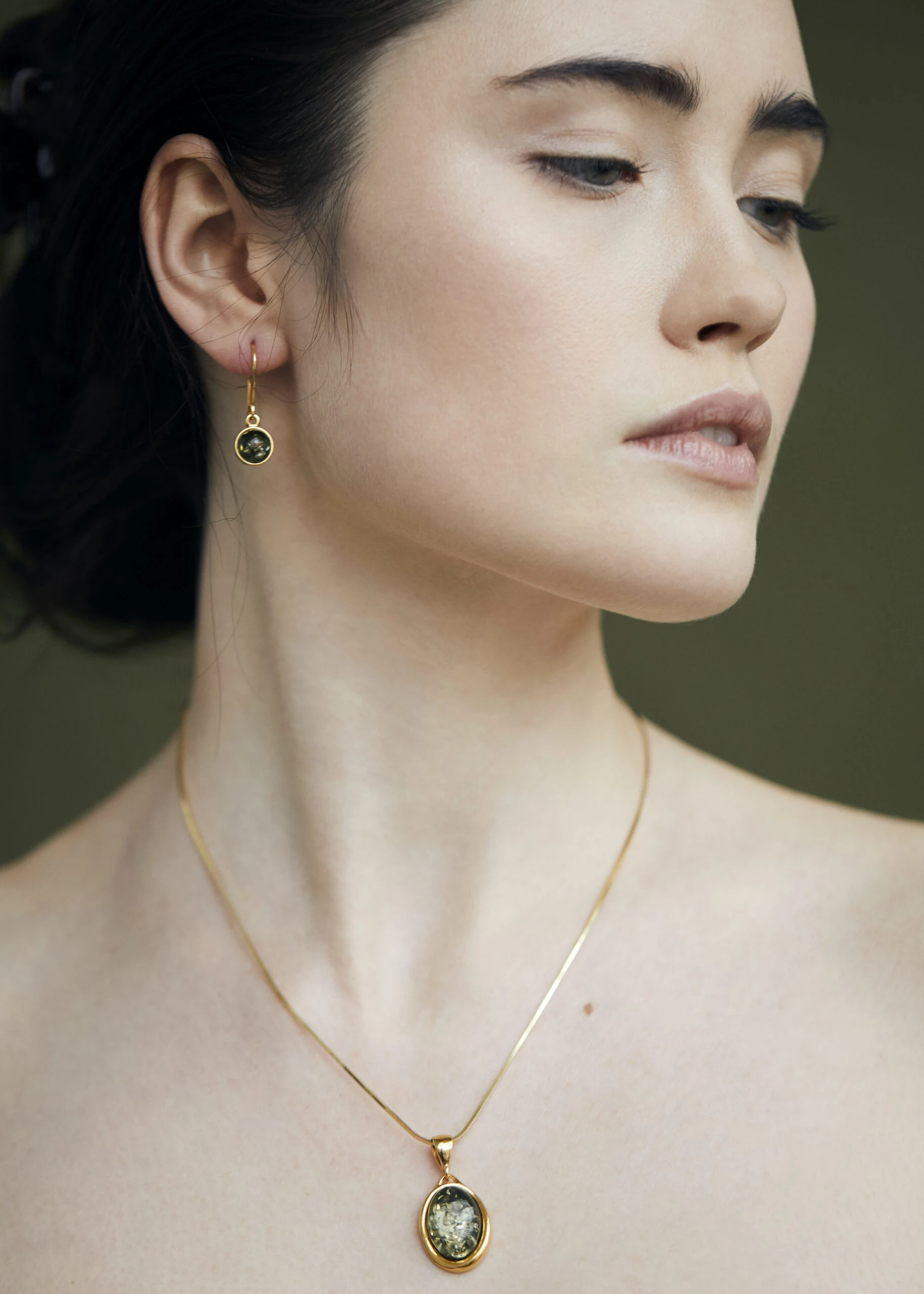 Miniatyrbild av Marie halsband i guld med grön bärnsten