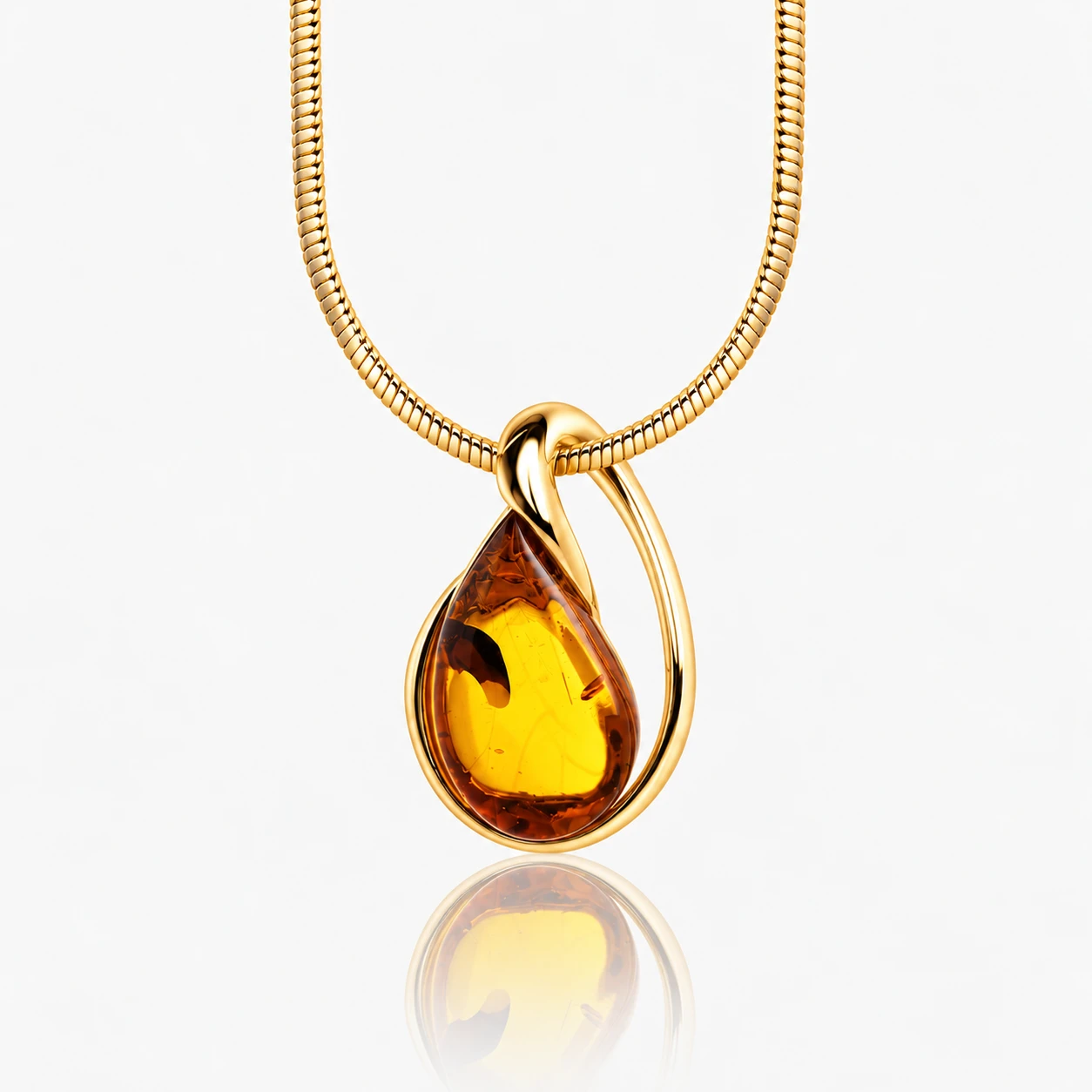 Petite necklace in gold with amber