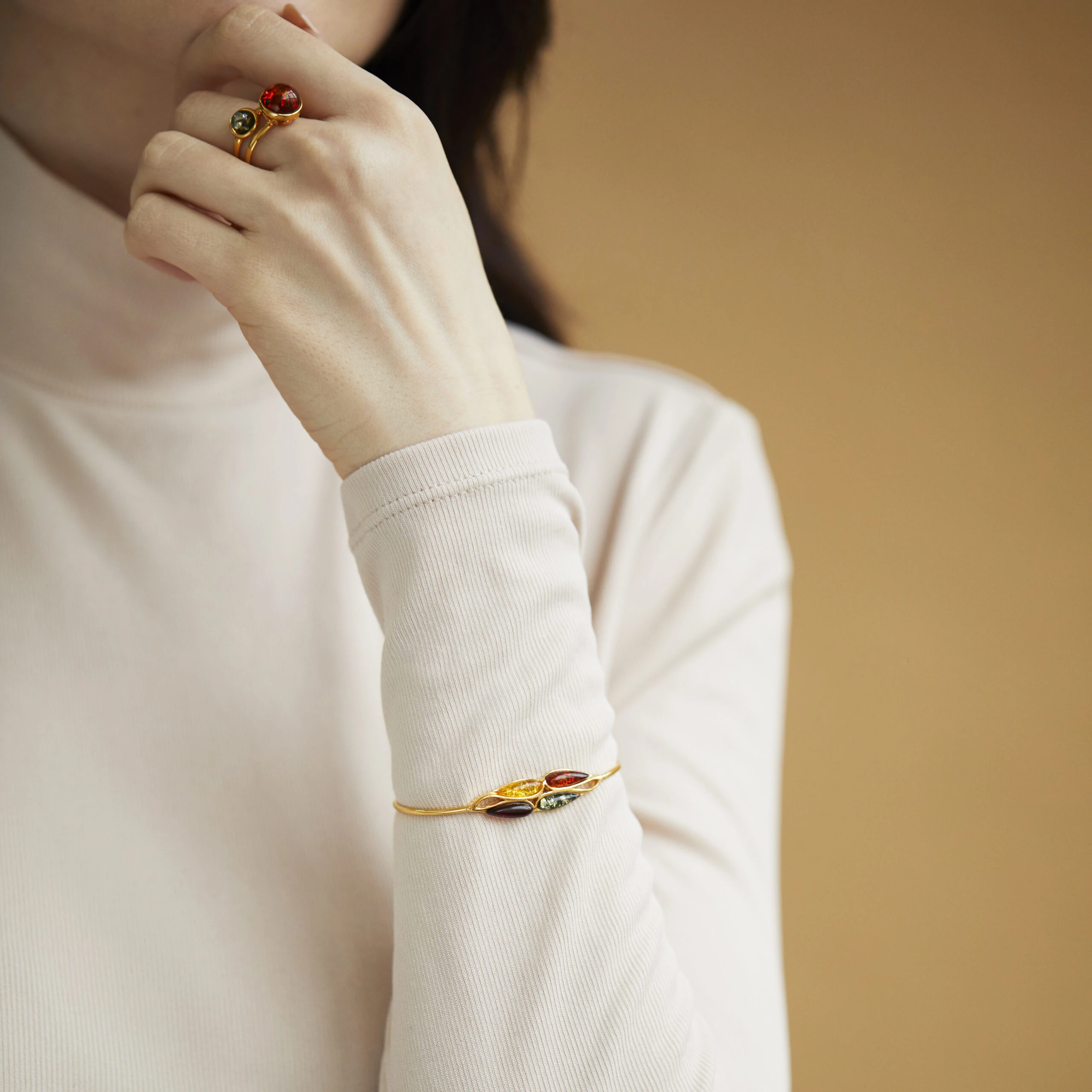 Saga bracelet in gold with amber