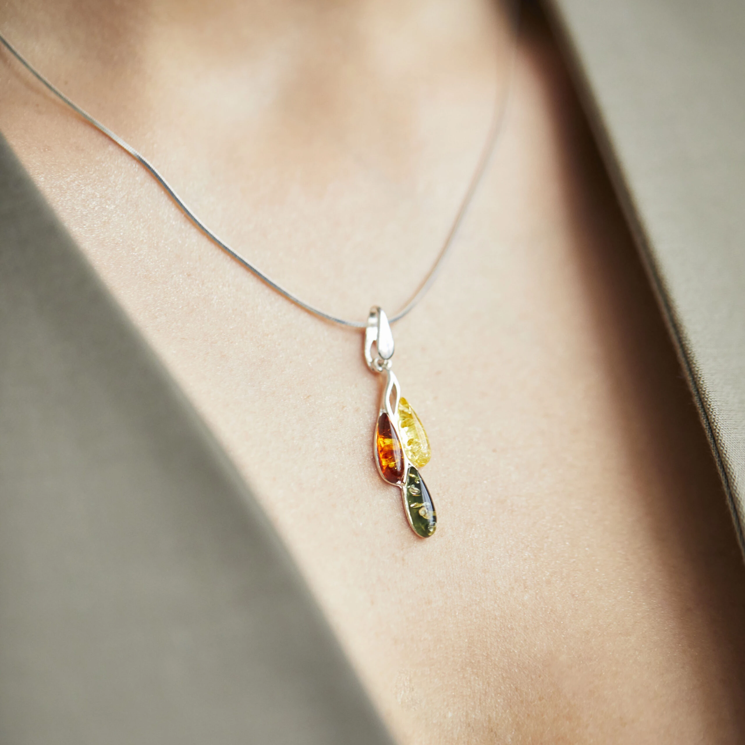Saga necklace with amber